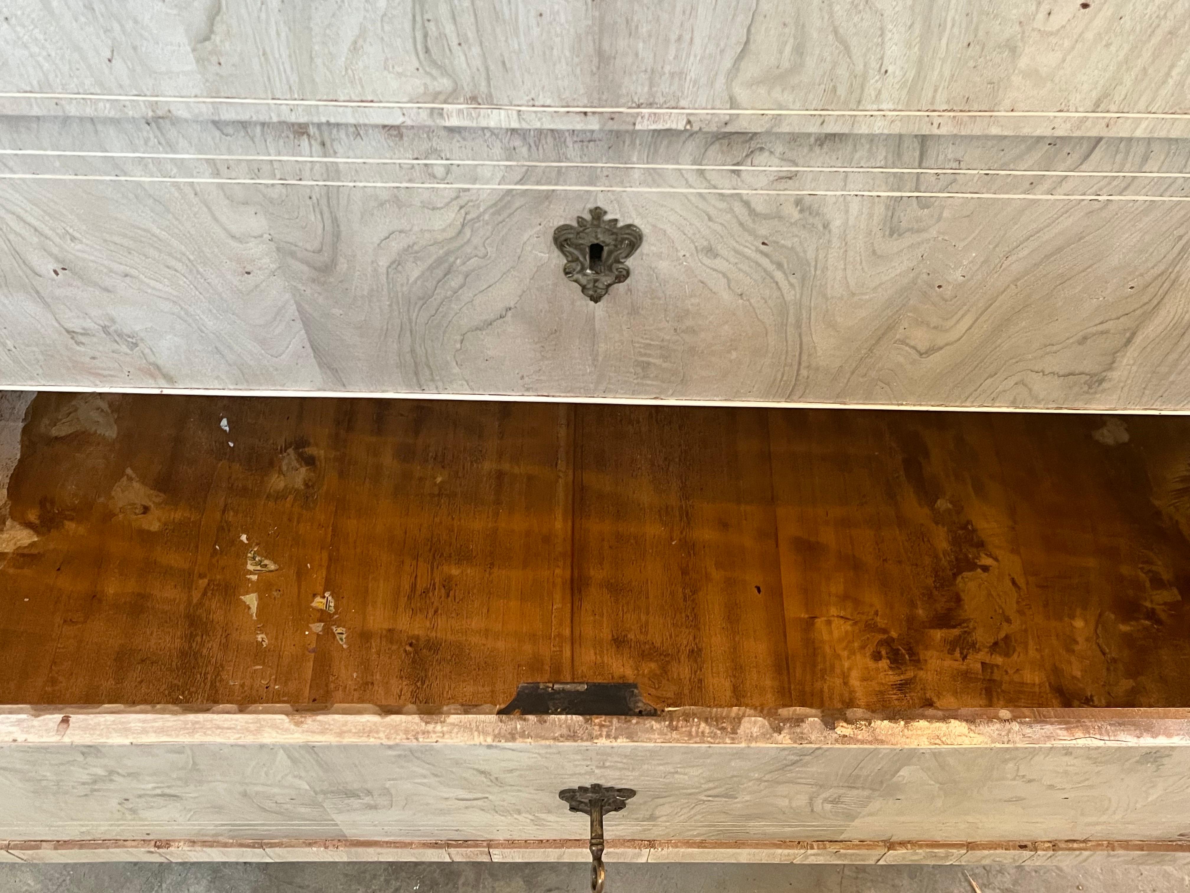 Comò Carlo X in noce sbiancato del XIX secolo in vendita 3