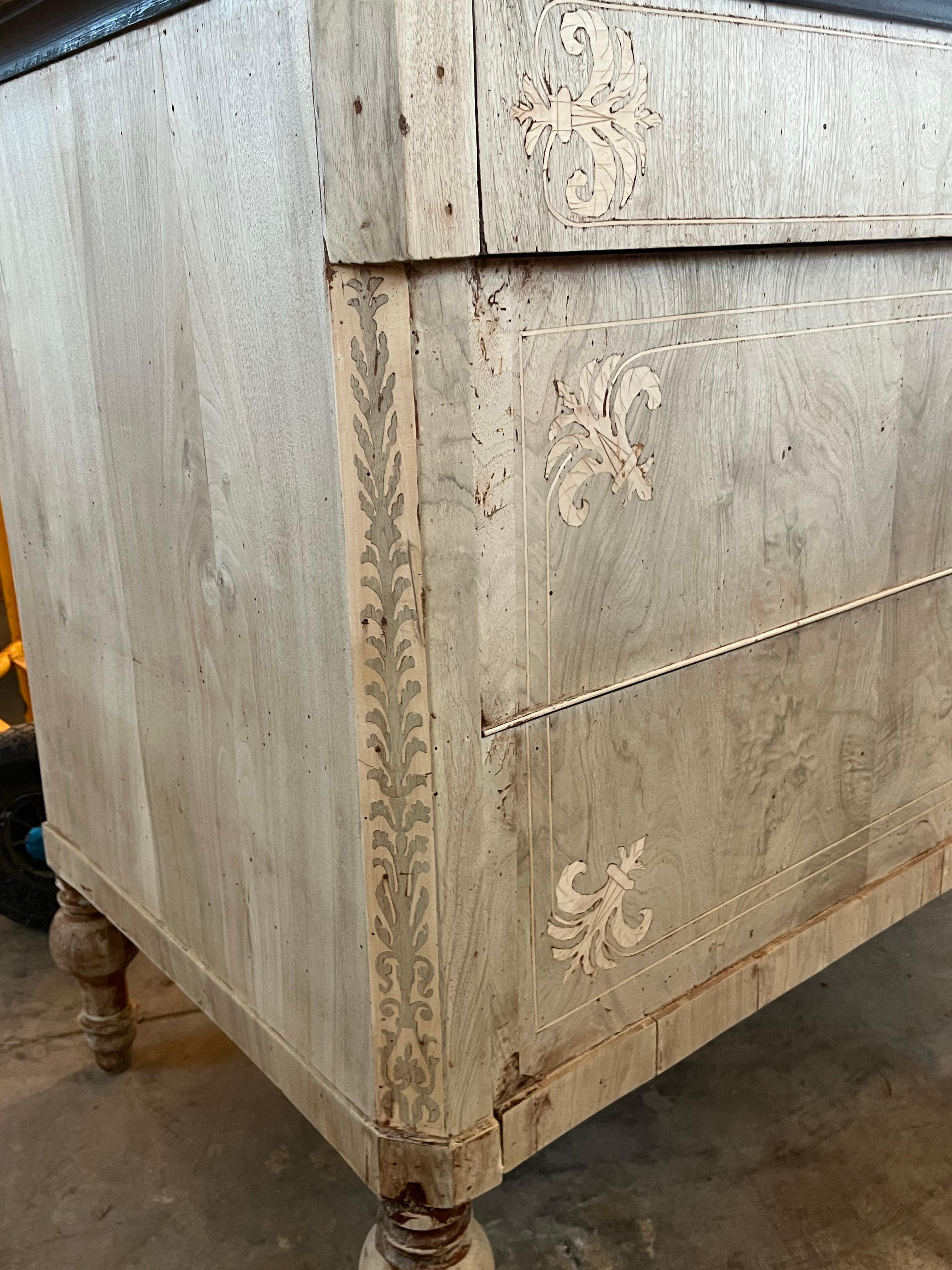 Comò Carlo X in noce sbiancato del XIX secolo in vendita 4