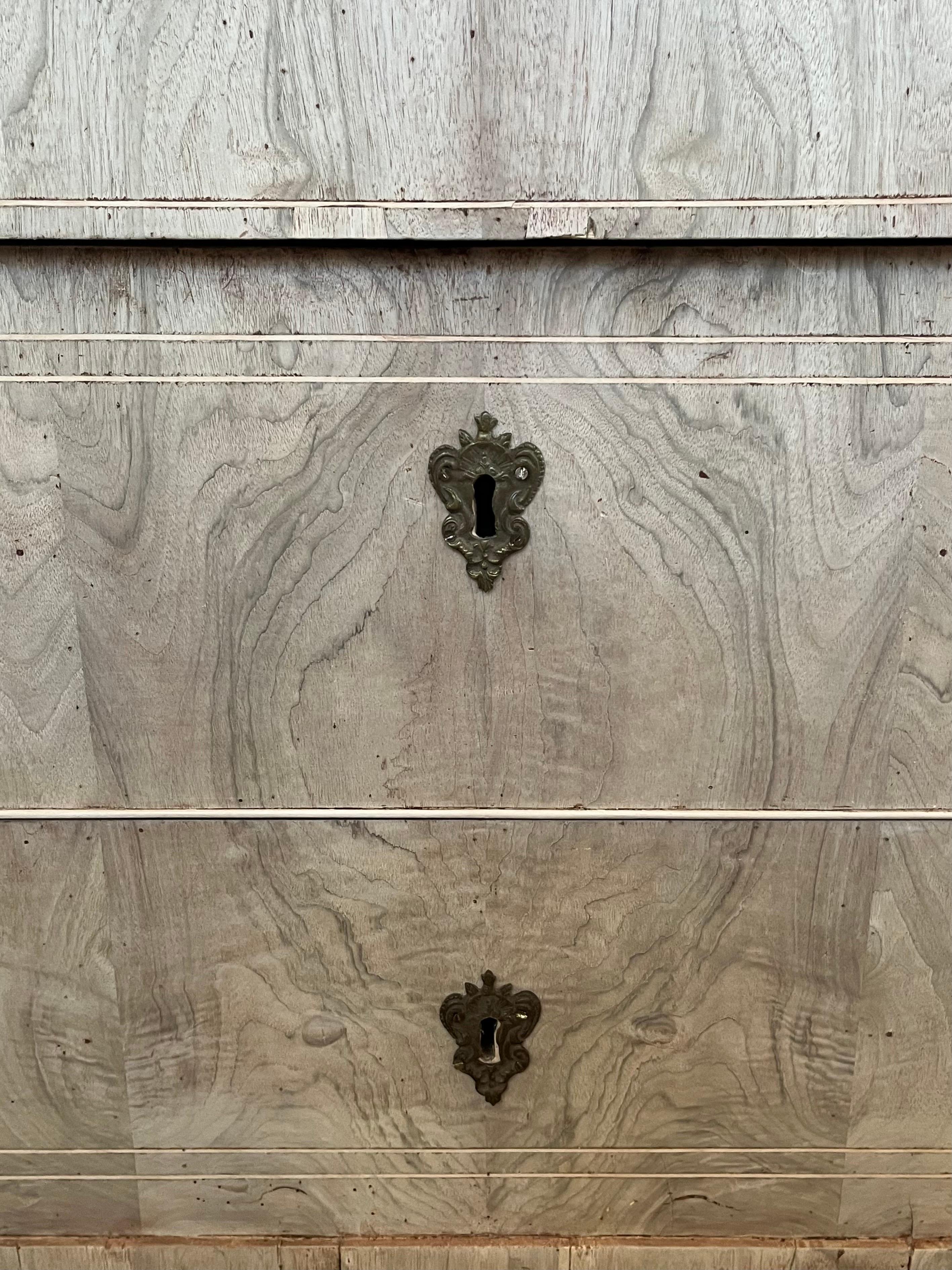 Comò Carlo X in noce sbiancato del XIX secolo in vendita 5