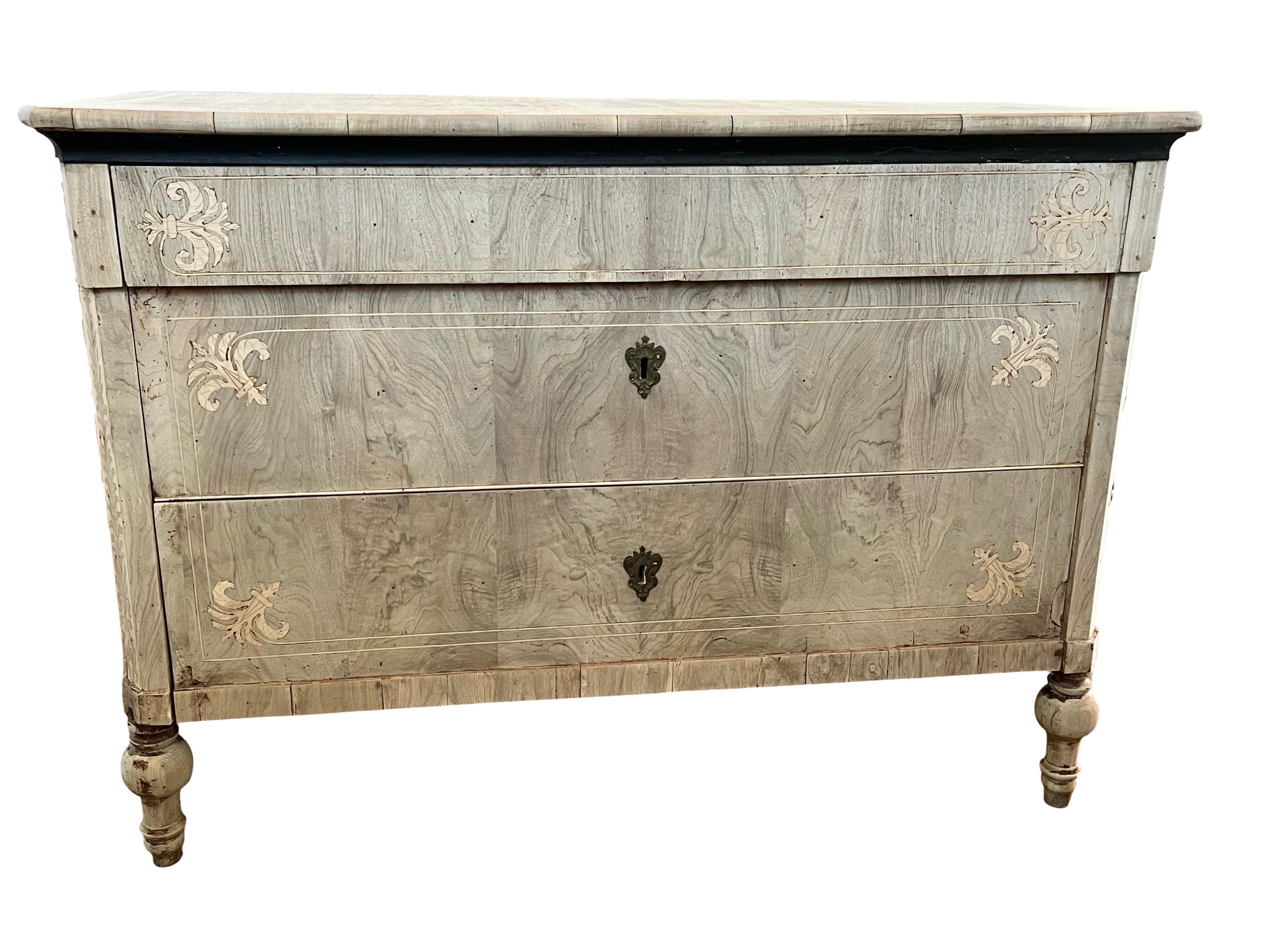 Italiano Comò Carlo X in noce sbiancato del XIX secolo in vendita
