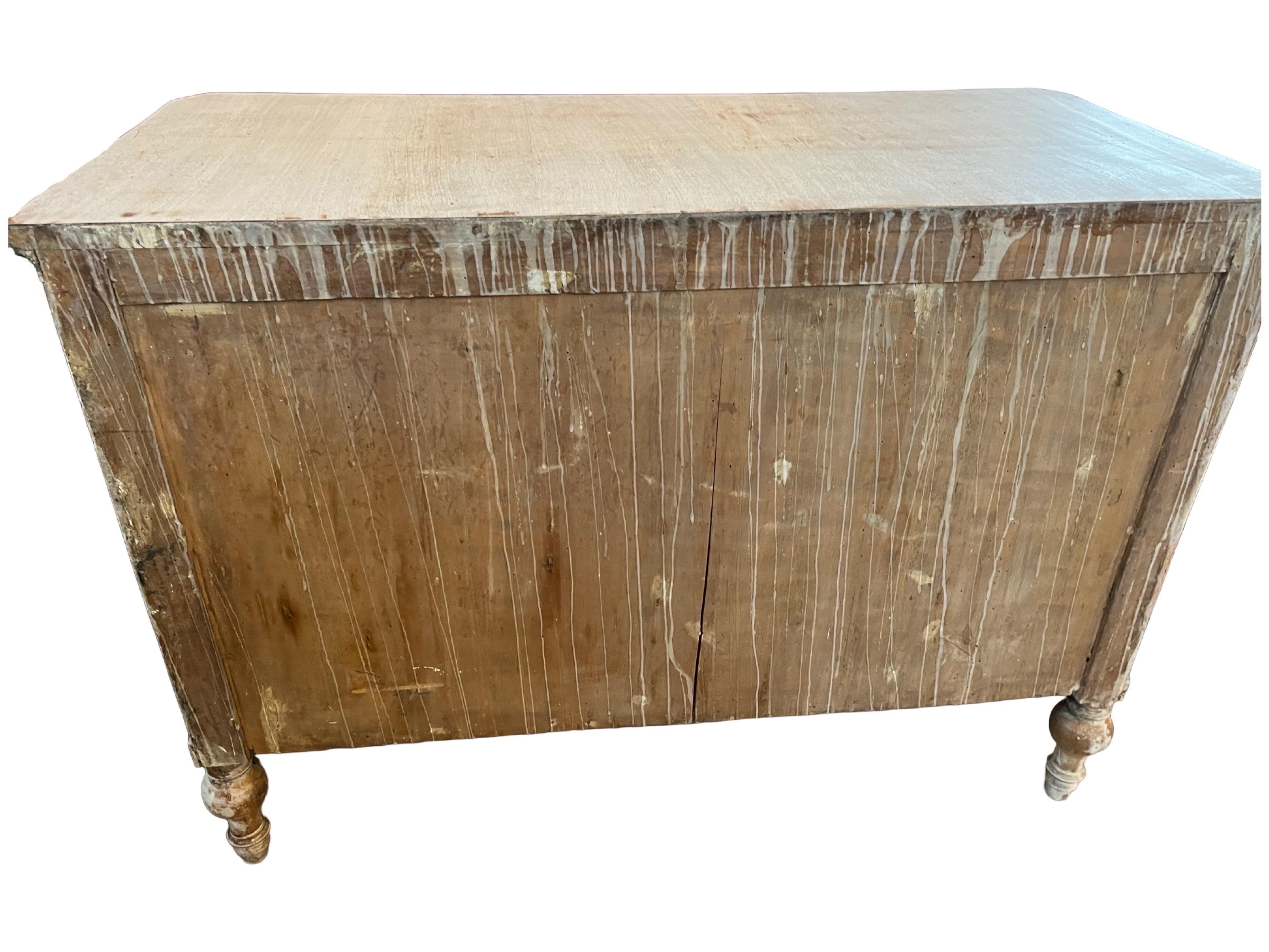 Sbiancato Comò Carlo X in noce sbiancato del XIX secolo in vendita