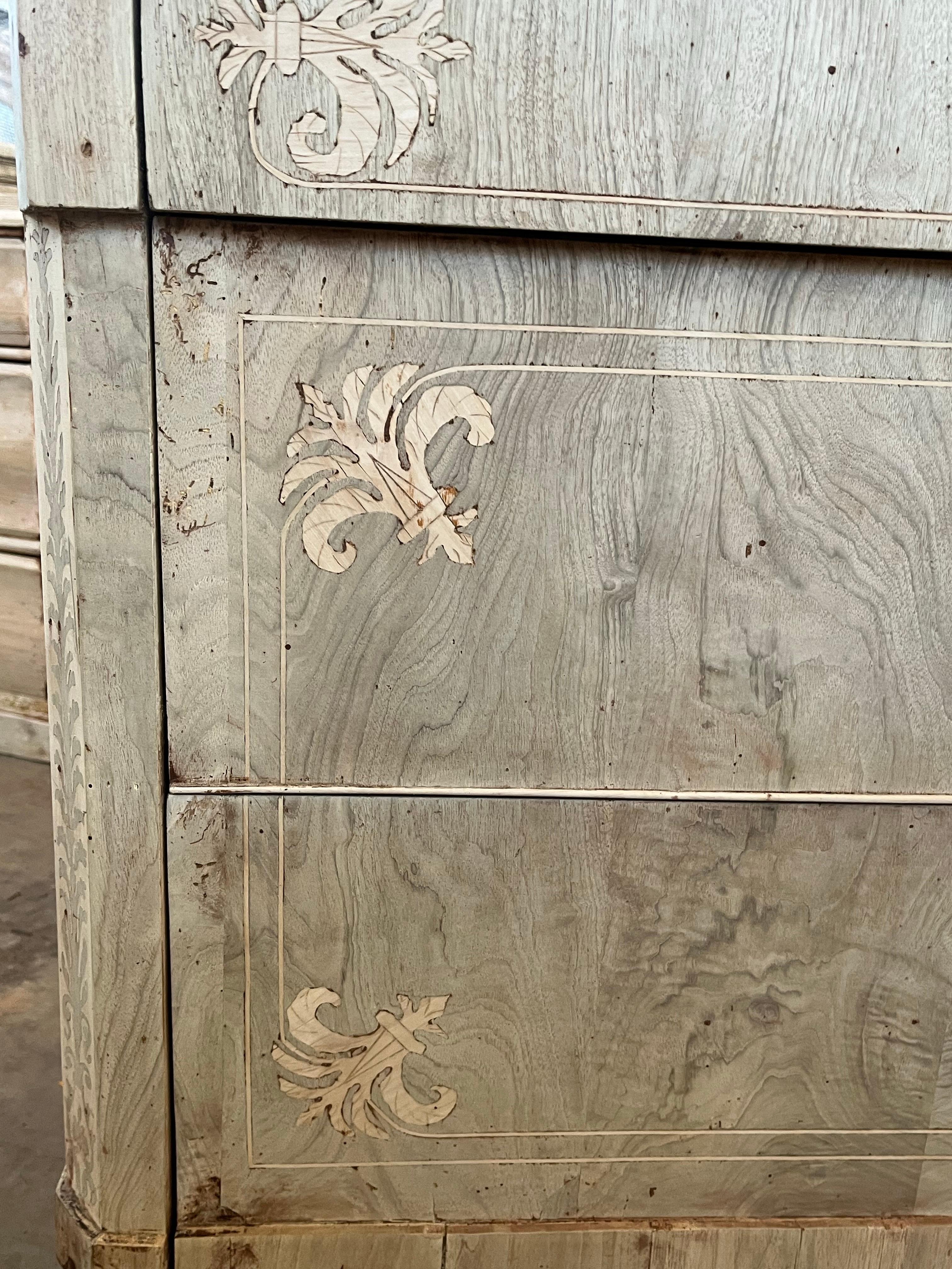 Inizio XIX secolo Comò Carlo X in noce sbiancato del XIX secolo in vendita