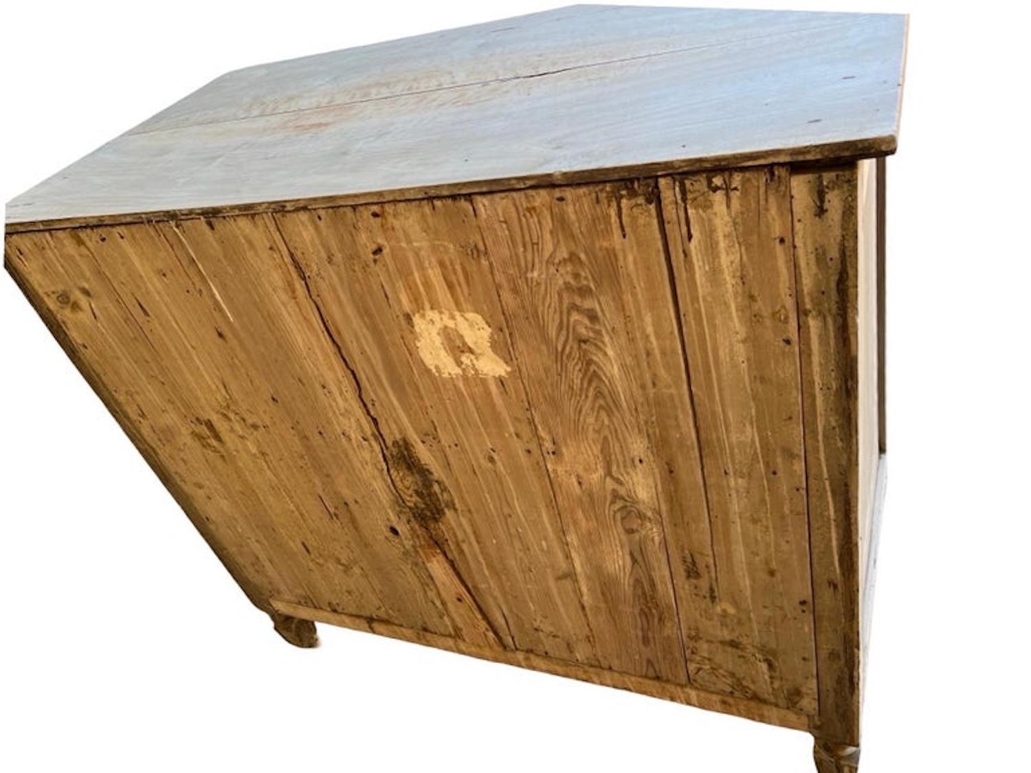 Comò / Cassettiera in noce sbiancato italiano del XIX secolo con intarsio in vendita 3