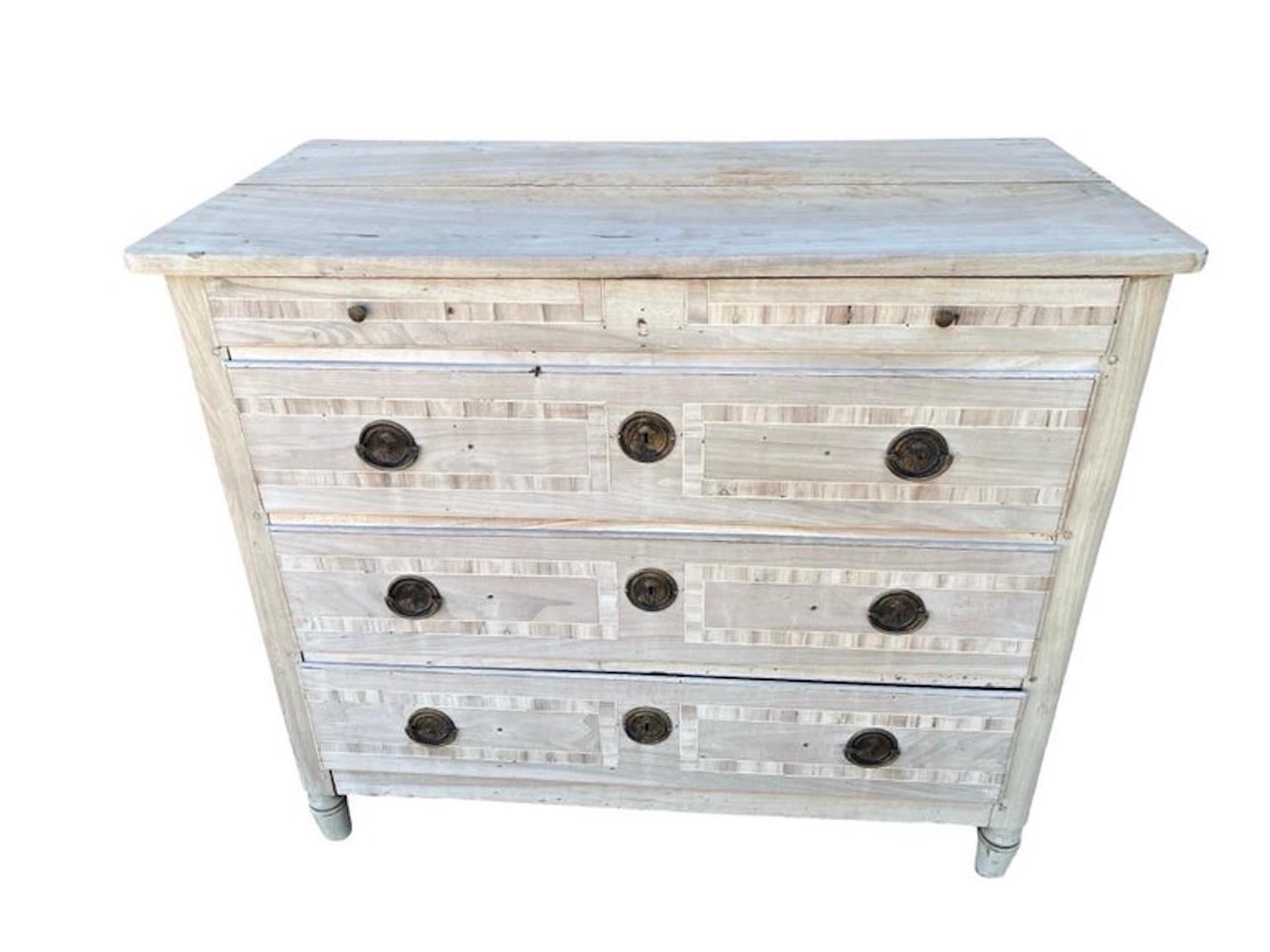 Comò / Cassettiera in noce sbiancato italiano del XIX secolo con intarsio in vendita 4