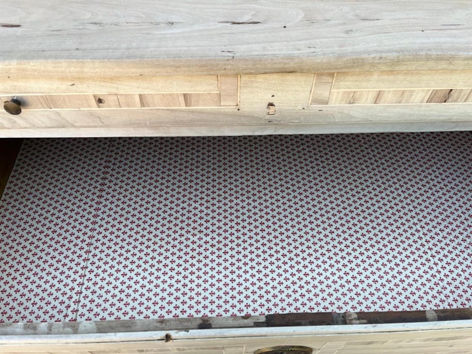 Comò / Cassettiera in noce sbiancato italiano del XIX secolo con intarsio in vendita 5