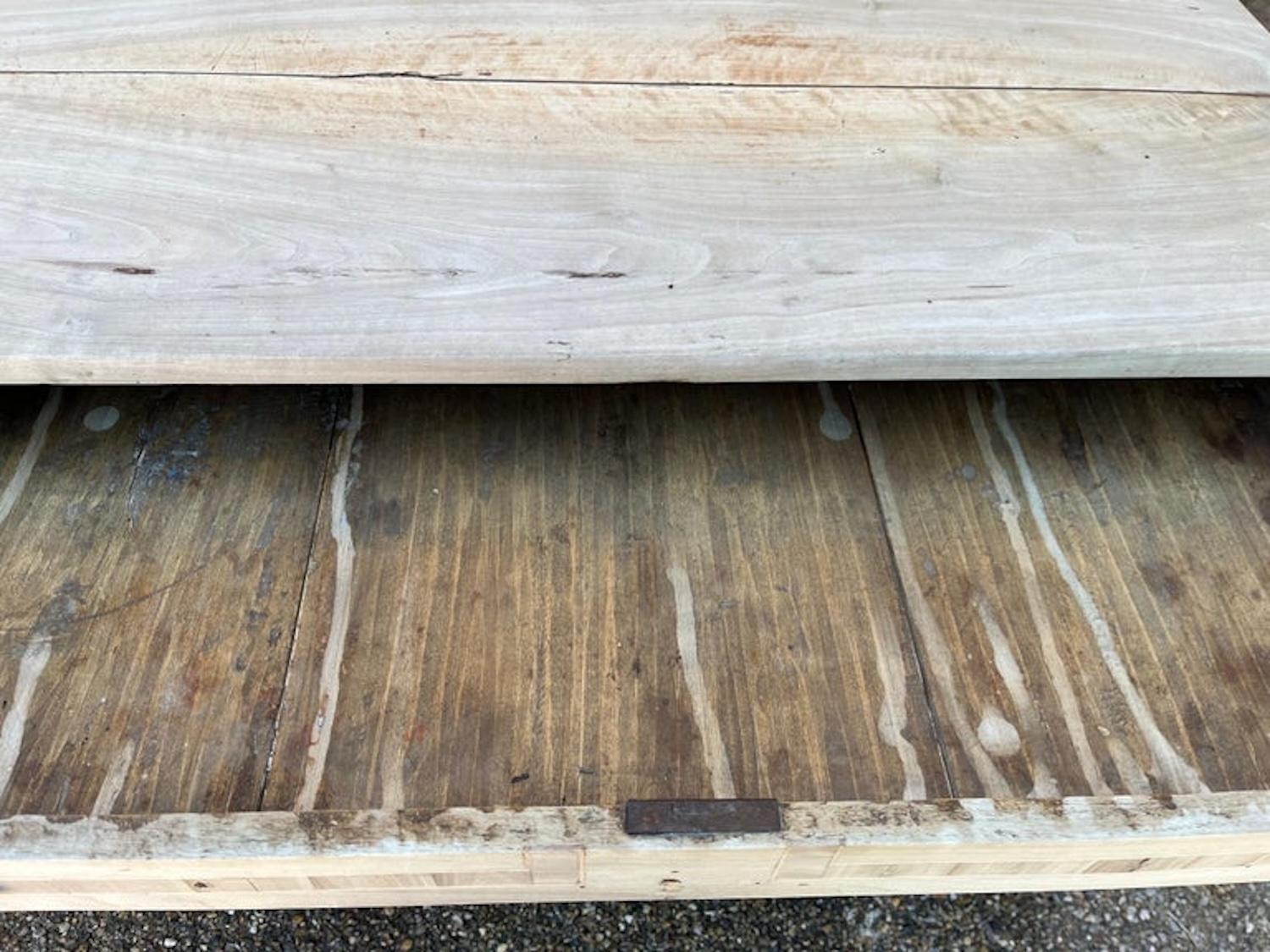 Comò / Cassettiera in noce sbiancato italiano del XIX secolo con intarsio in vendita 7