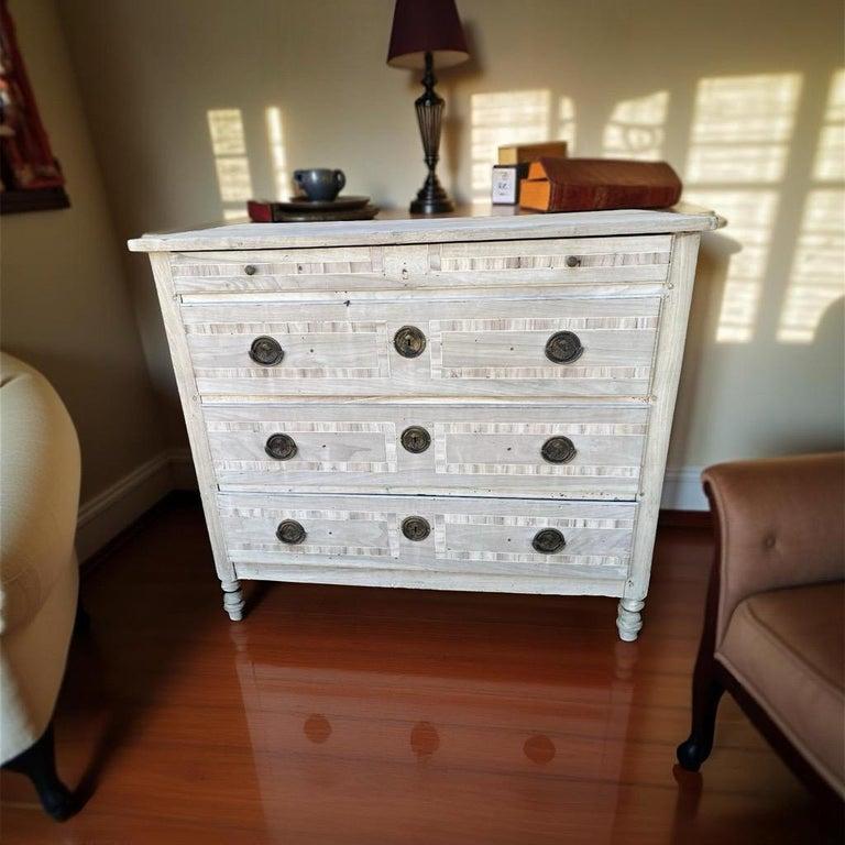 Comò / Cassettiera in noce sbiancato italiano del XIX secolo con intarsio in vendita 8