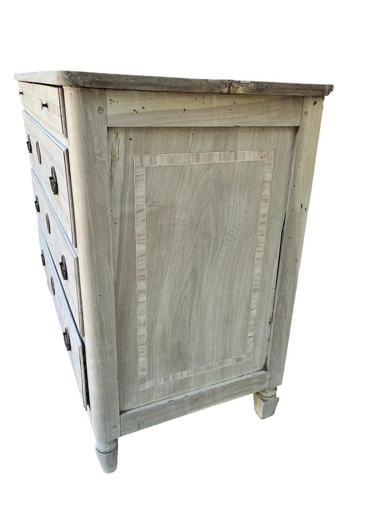 Sbiancato Comò / Cassettiera in noce sbiancato italiano del XIX secolo con intarsio in vendita