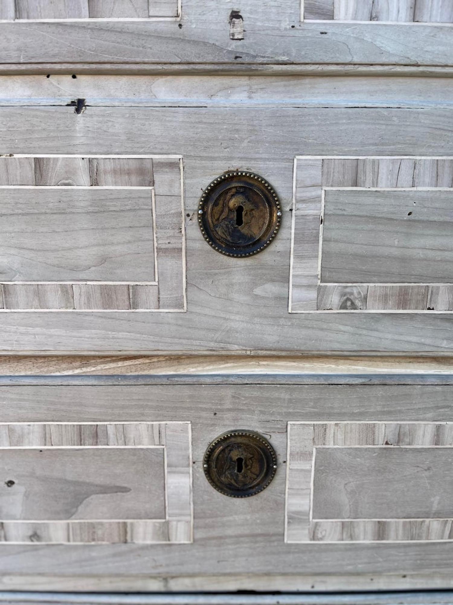 Comò / Cassettiera in noce sbiancato italiano del XIX secolo con intarsio In condizioni buone in vendita a Carmine, TX