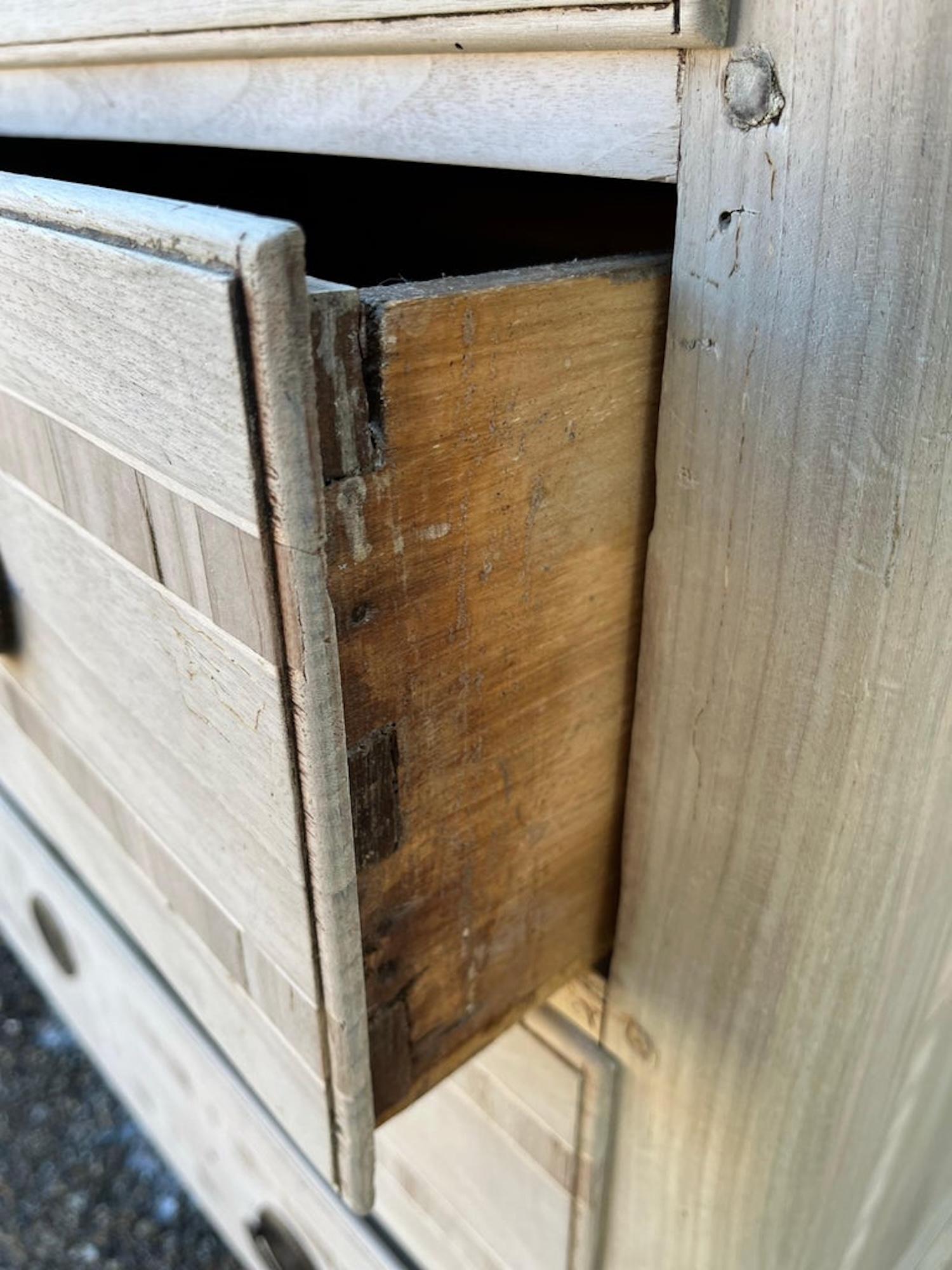 Noce Comò / Cassettiera in noce sbiancato italiano del XIX secolo con intarsio in vendita