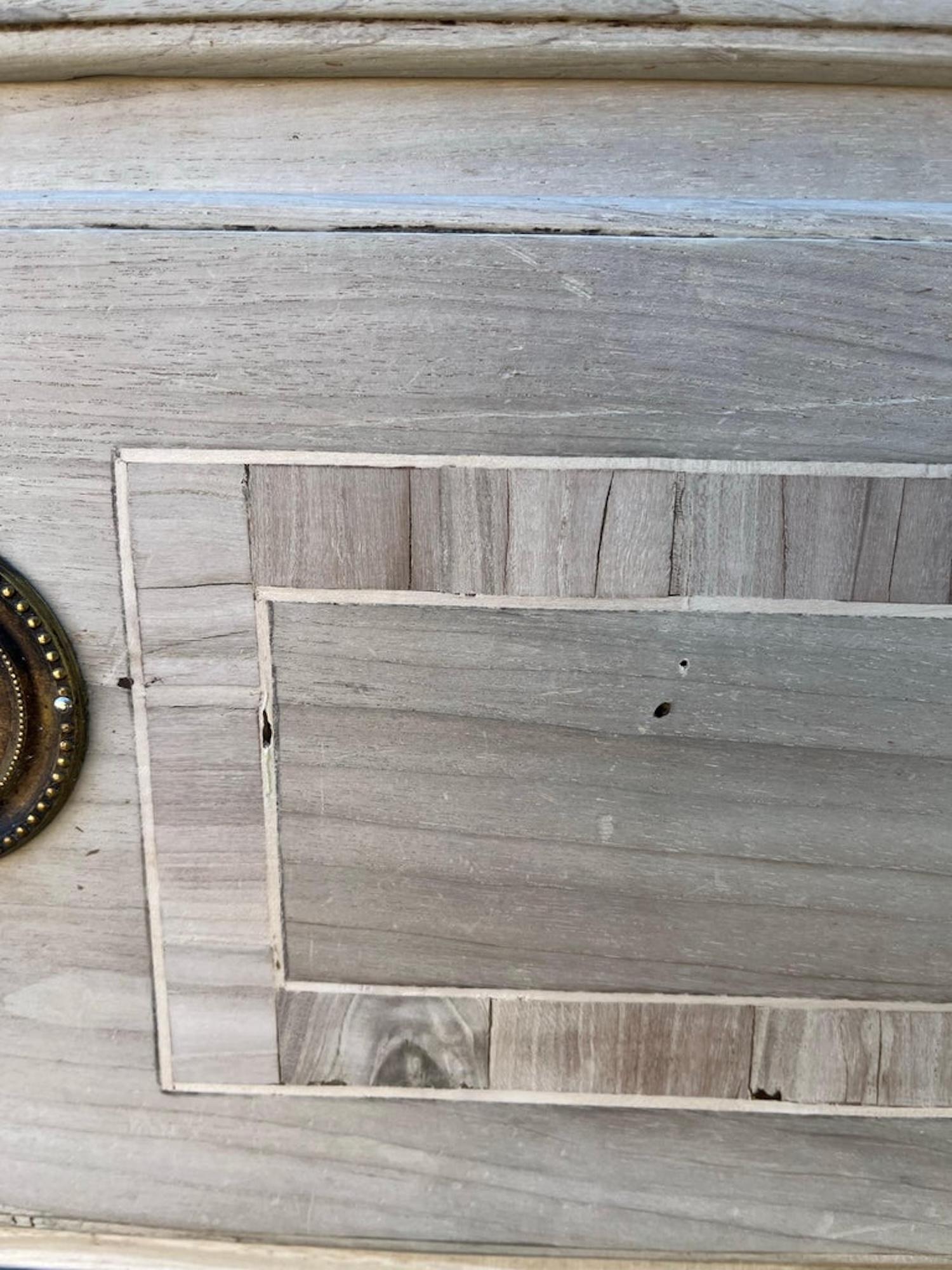 Comò / Cassettiera in noce sbiancato italiano del XIX secolo con intarsio in vendita 1