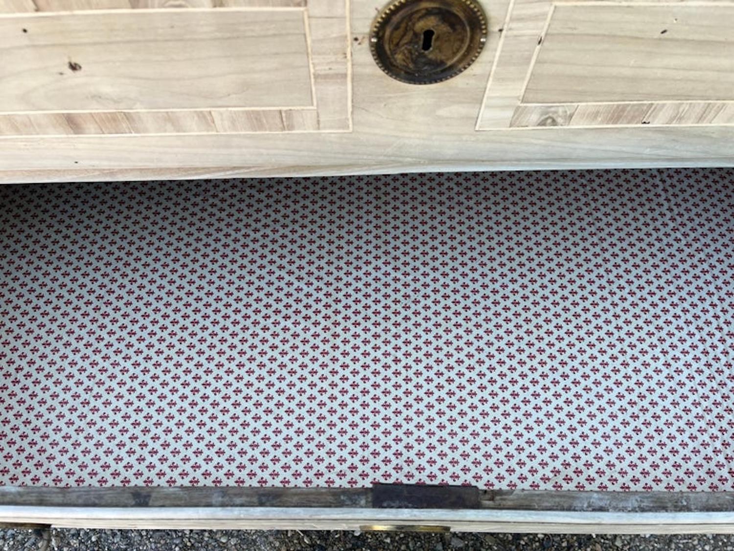 Comò / Cassettiera in noce sbiancato italiano del XIX secolo con intarsio in vendita 2