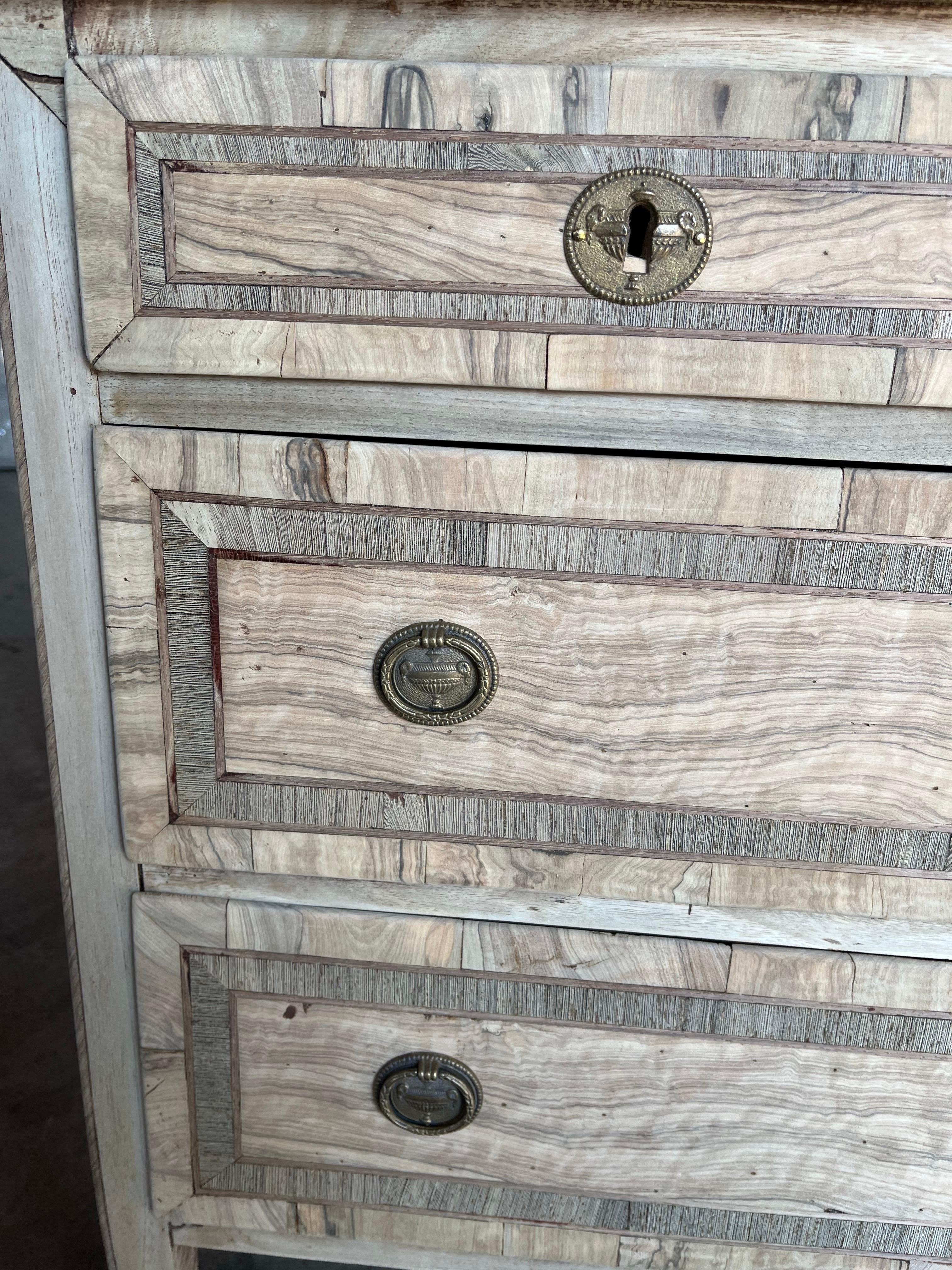 Commodo neoclassico italiano del XIX secolo in noce sbiancato e Oliver in vendita 3