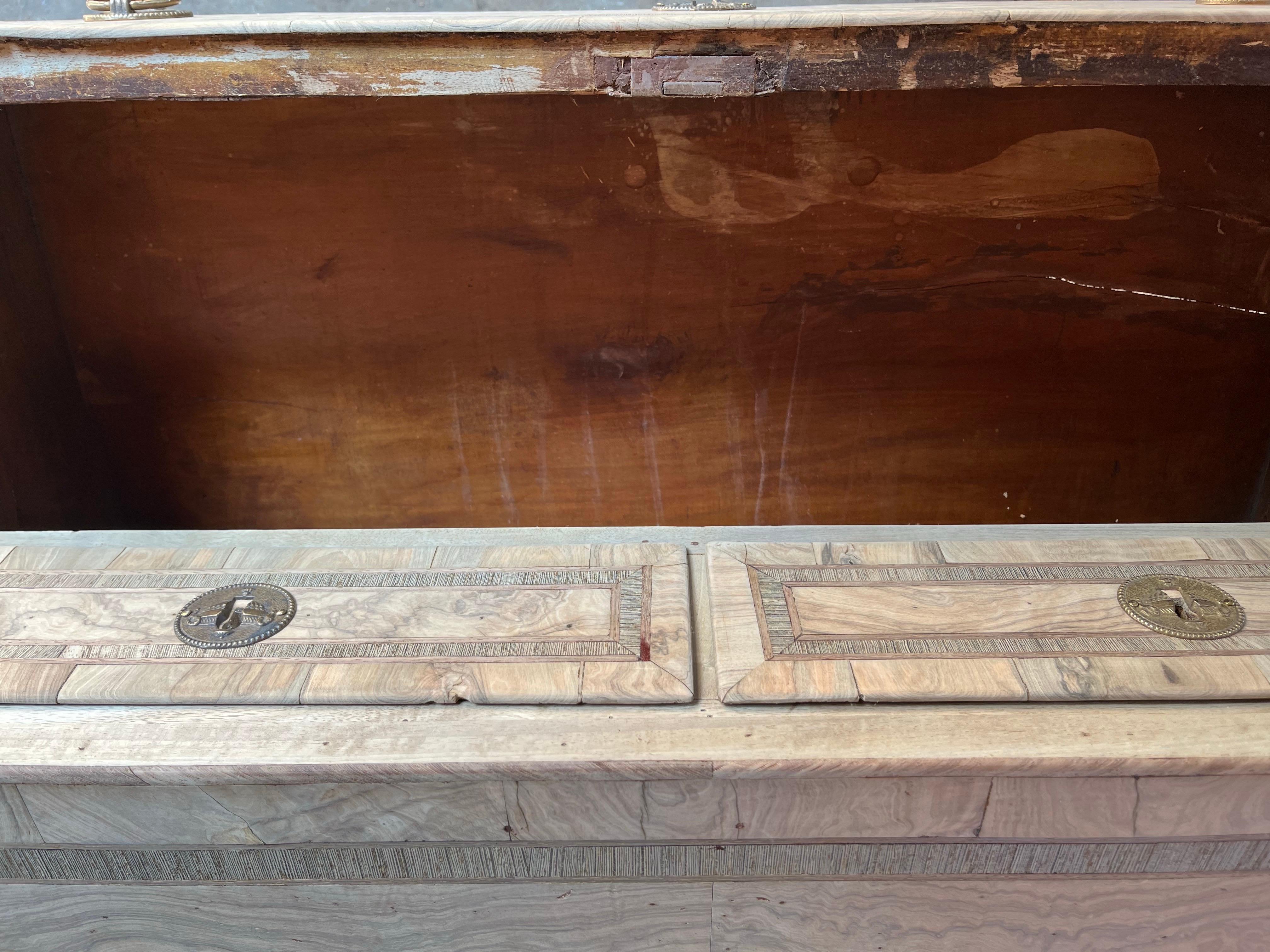 19th Century Italian Bleached Walnut & Olive Neoclassical Commode en venta 3