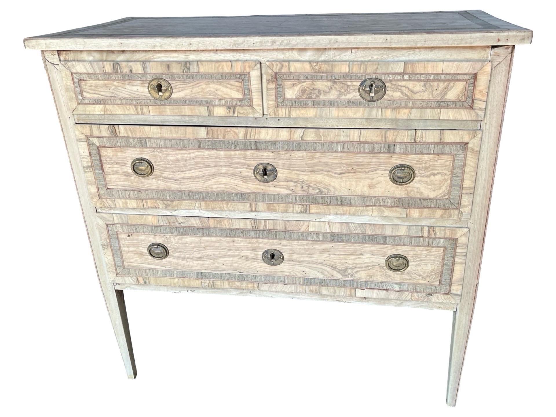 Commodo neoclassico italiano del XIX secolo in noce sbiancato e Oliver in vendita 6