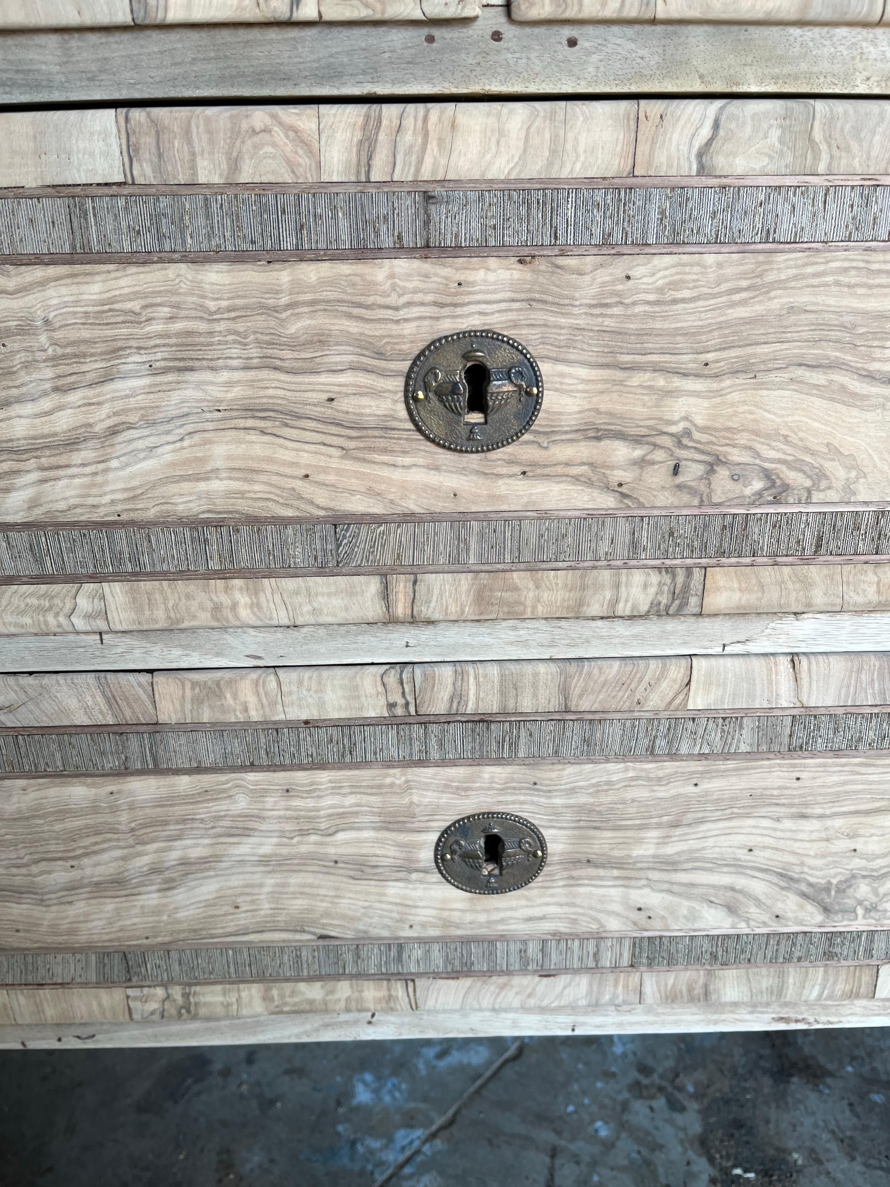 Commodo neoclassico italiano del XIX secolo in noce sbiancato e Oliver in vendita 8