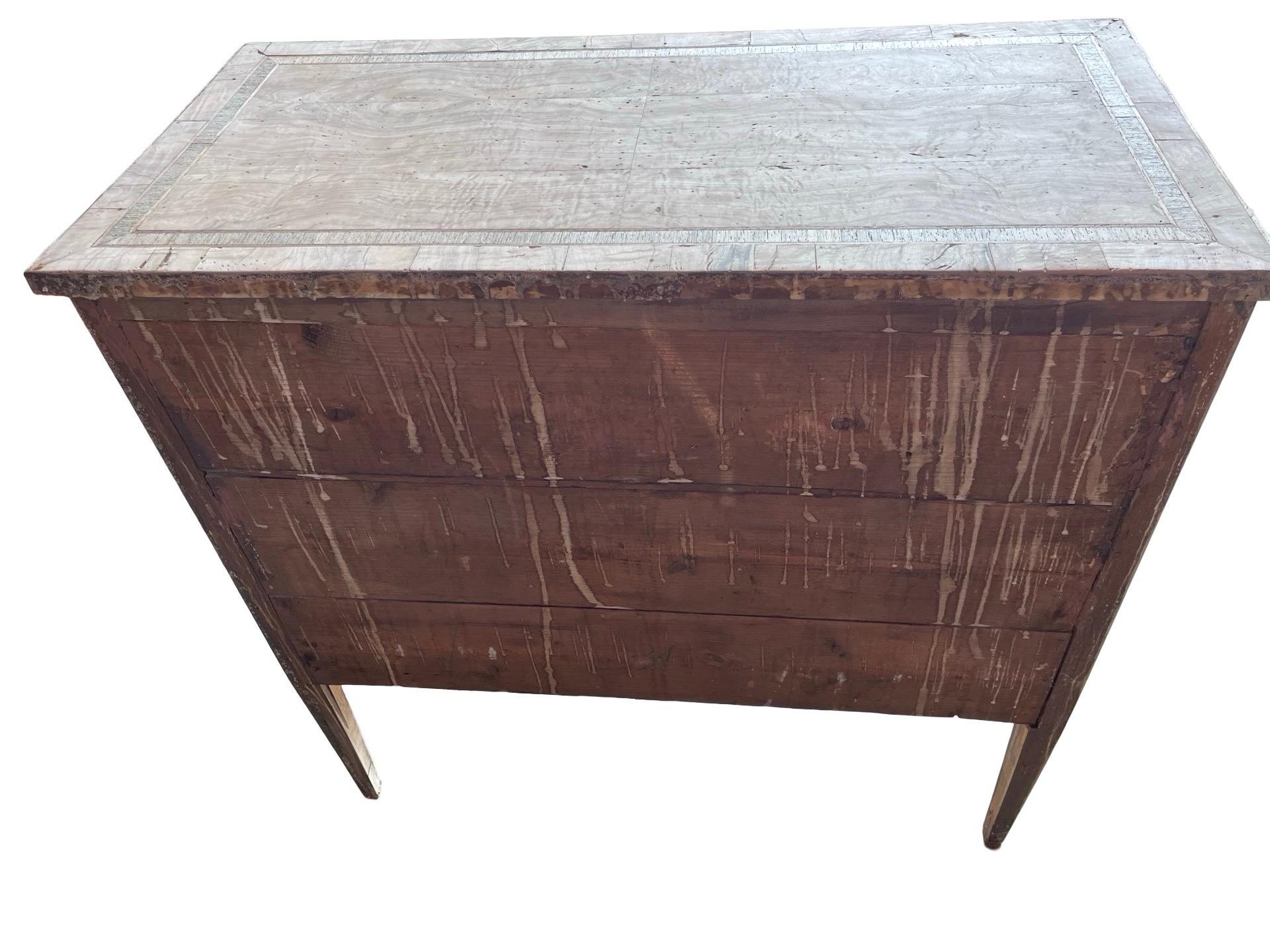 19th Century Italian Bleached Walnut & Olive Neoclassical Commode Neoclásico en venta