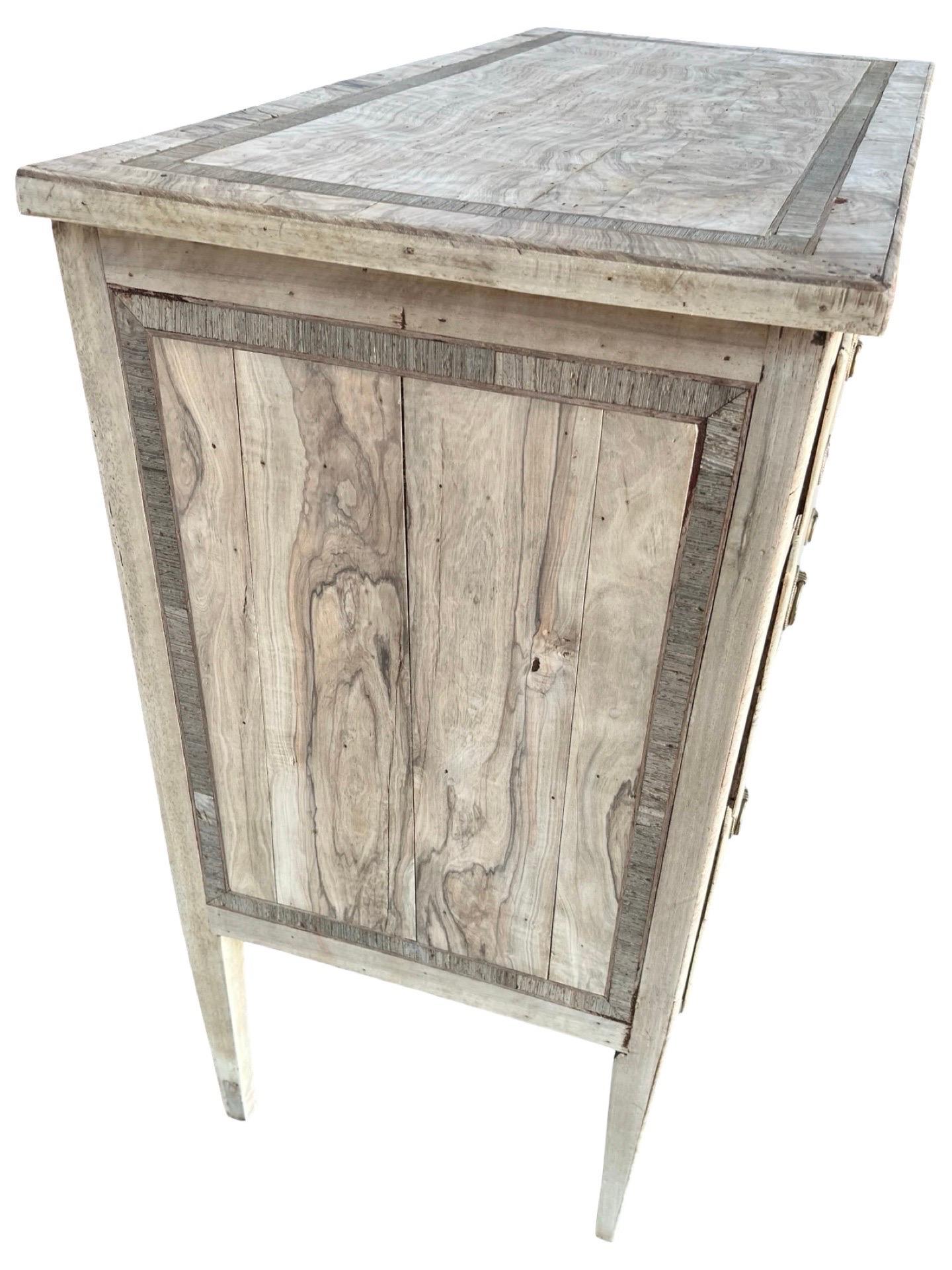 19th Century Italian Bleached Walnut & Olive Neoclassical Commode Italiano en venta