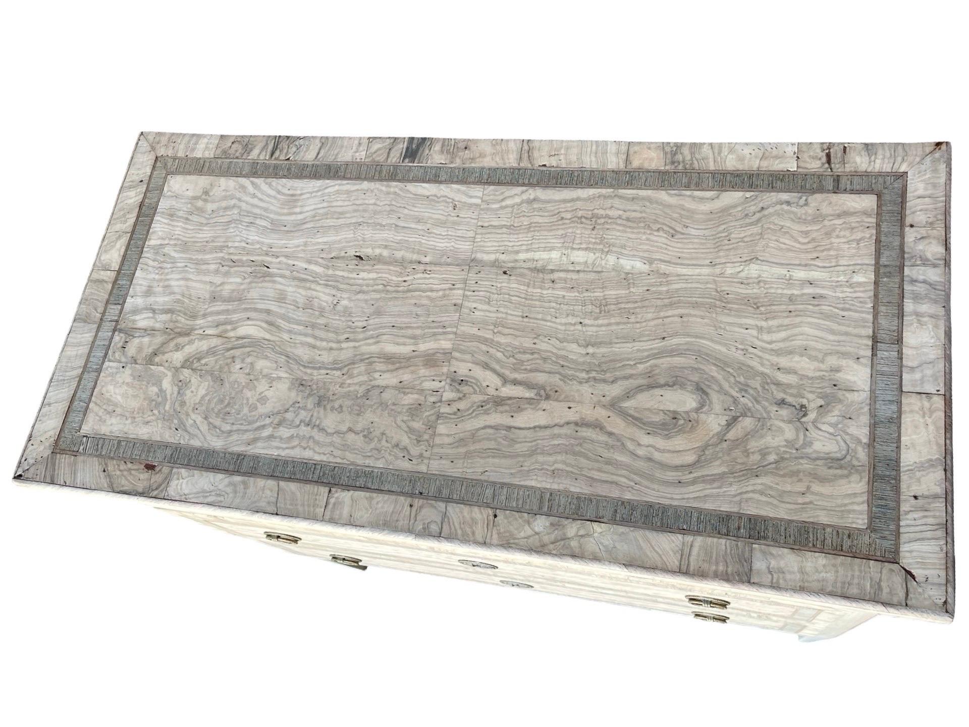 Italiano Commodo neoclassico italiano del XIX secolo in noce sbiancato e Oliver in vendita