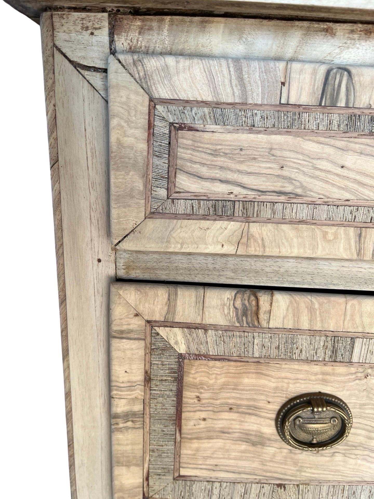 19th Century Italian Bleached Walnut & Olive Neoclassical Commode Hecho a mano en venta