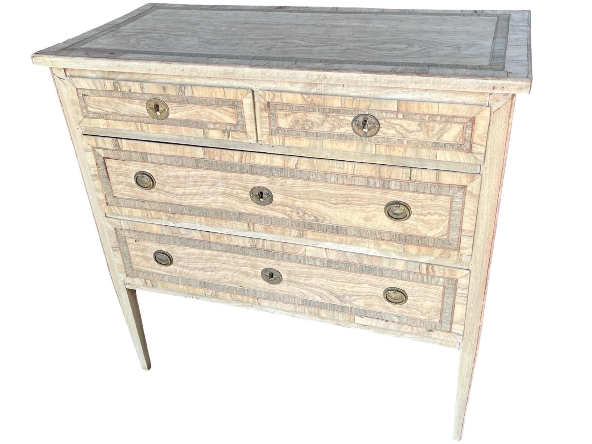 19th Century Italian Bleached Walnut & Olive Neoclassical Commode en Bueno estado para la venta en Viterbo, VT
