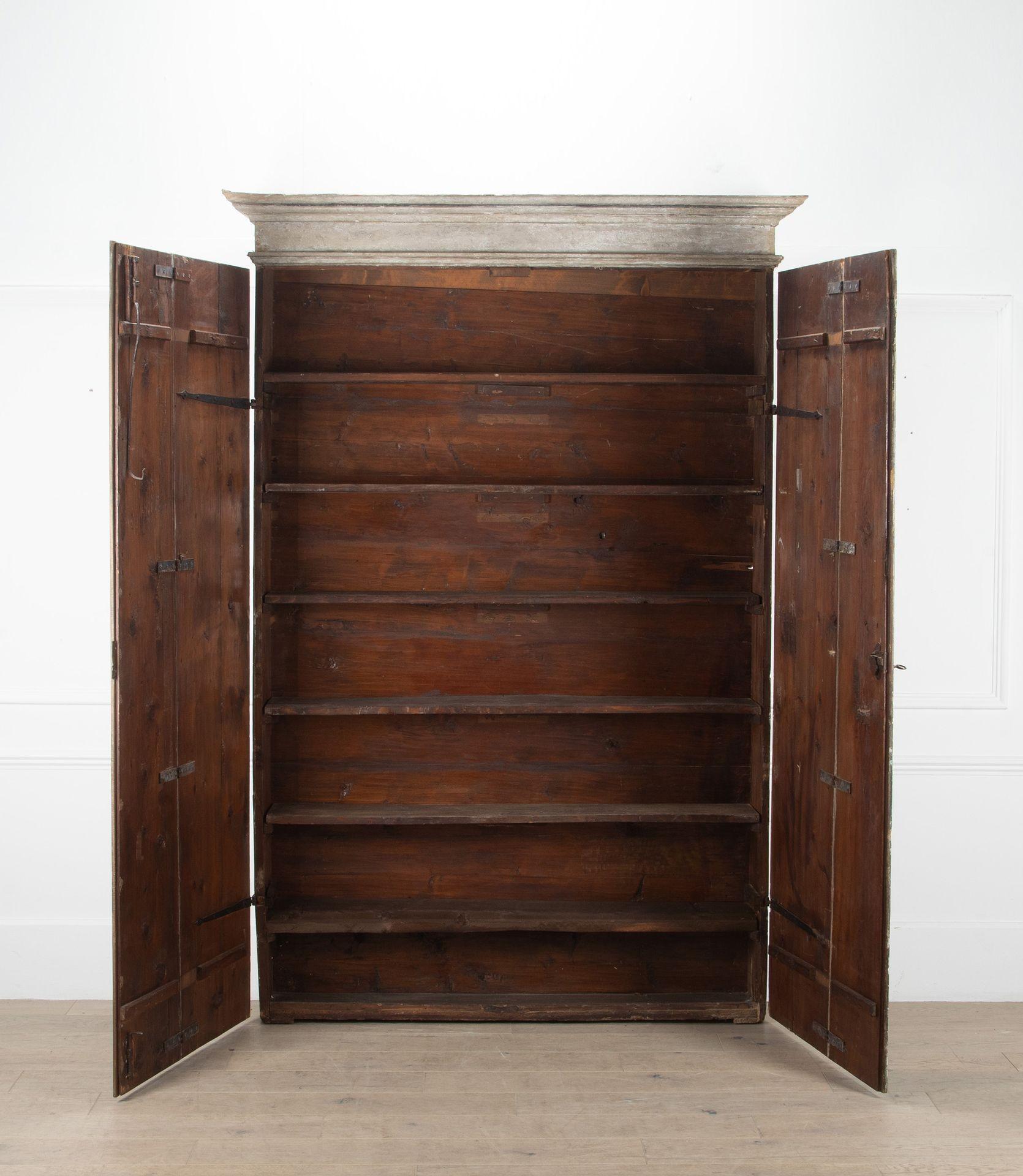 Armoire italienne très décorative du milieu du 19e siècle provenant d'une brasserie ou d'un restaurant, en peinture ancienne avec une décoration au trait plus tardive. Deux hautes portes Foldes fermant des étagères peu profondes sont inhabituelles.