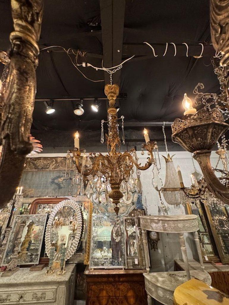 Questo lampadario italiano in bronzo e cristallo del XIX secolo è un pezzo straordinario che emana eleganza e raffinatezza. Realizzato in bronzo e impreziosito da scintillanti accenti di cristallo, questo lampadario aggiunge un tocco di fascino