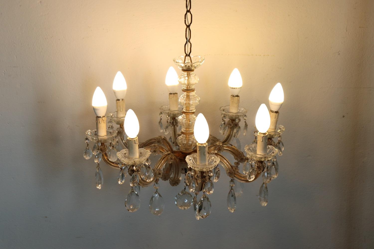 Bellissimo e raffinato lampadario italiano del 1880 circa a otto luci. In bronzo e completamente ricoperto di gocce di cristallo. Il cristallo emana la tipica luminosità; le gocce sono finemente lavorate per dare una luce elegante. Lampadario di