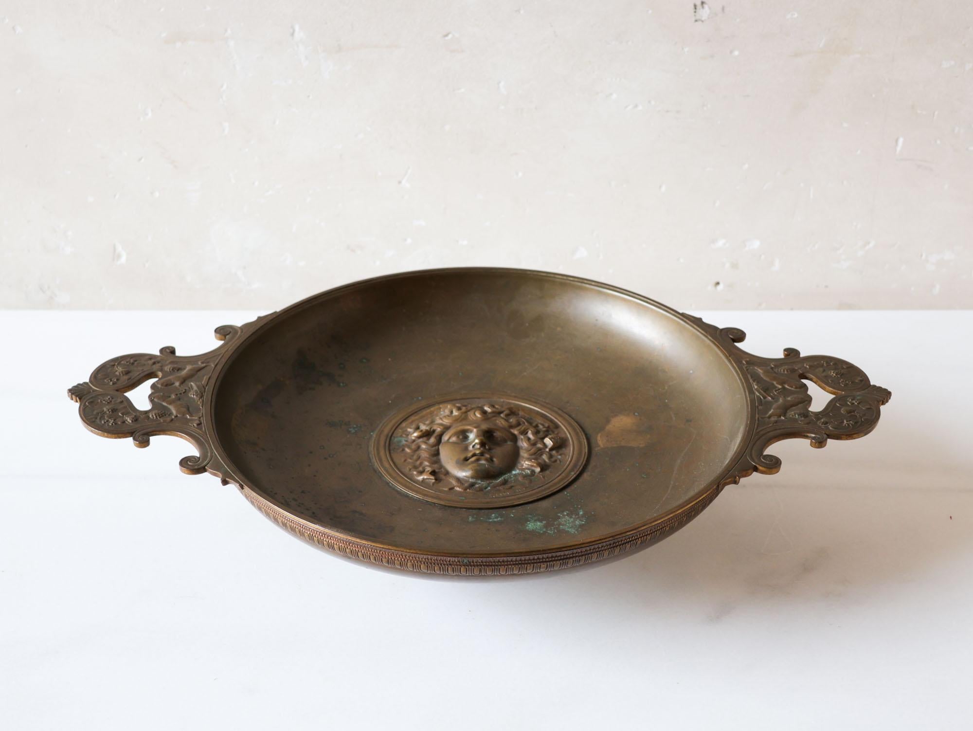 19th Century Italian Bronze Grand Tour Tazza with Medusa In Good Condition For Sale In Baambrugge, NL