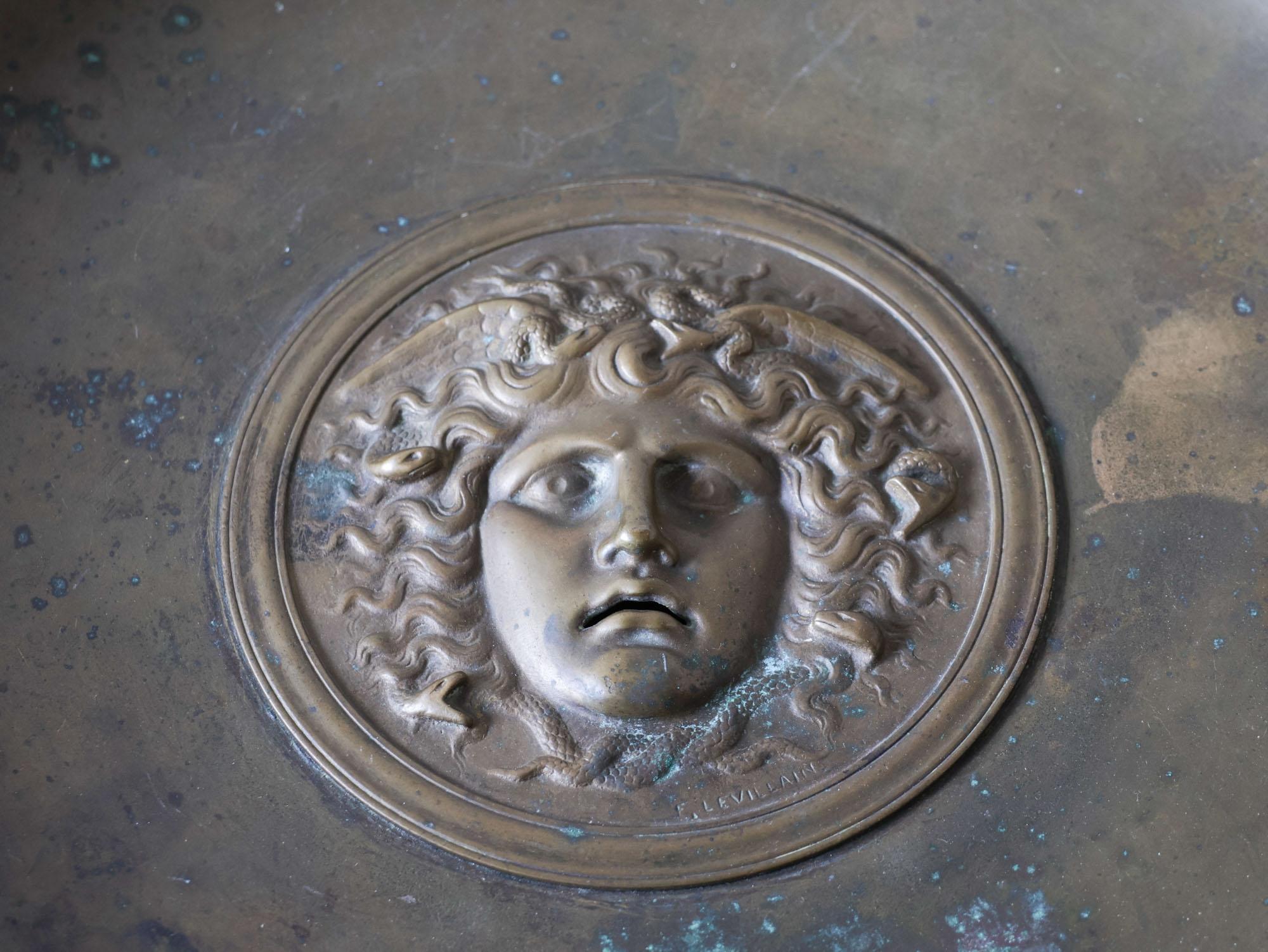 Grand Tour Tazza aus italienischer Bronze des 19. Jahrhunderts mit Medusa im Angebot 2