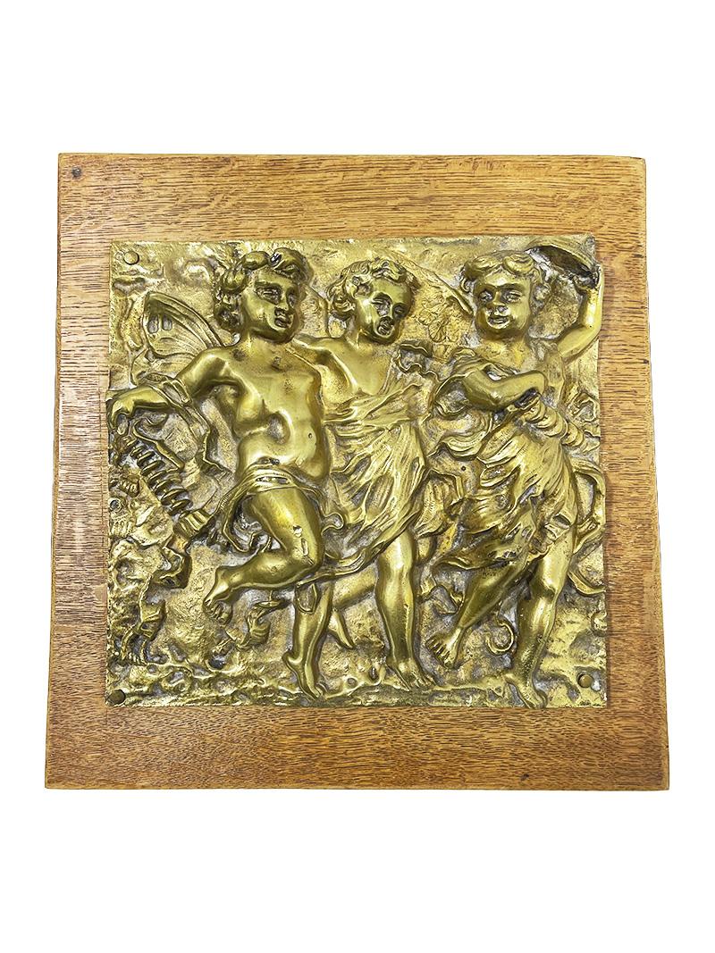 Plaque de bronze italienne du 19e siècle représentant des Putti dansants

Plaque de bronze en bas-relief sur un cadre en bois de chêne avec une scène de 3 putti dansant avec des instruments. La plaque en bronze mesure 23 cm de haut, 24 cm de large