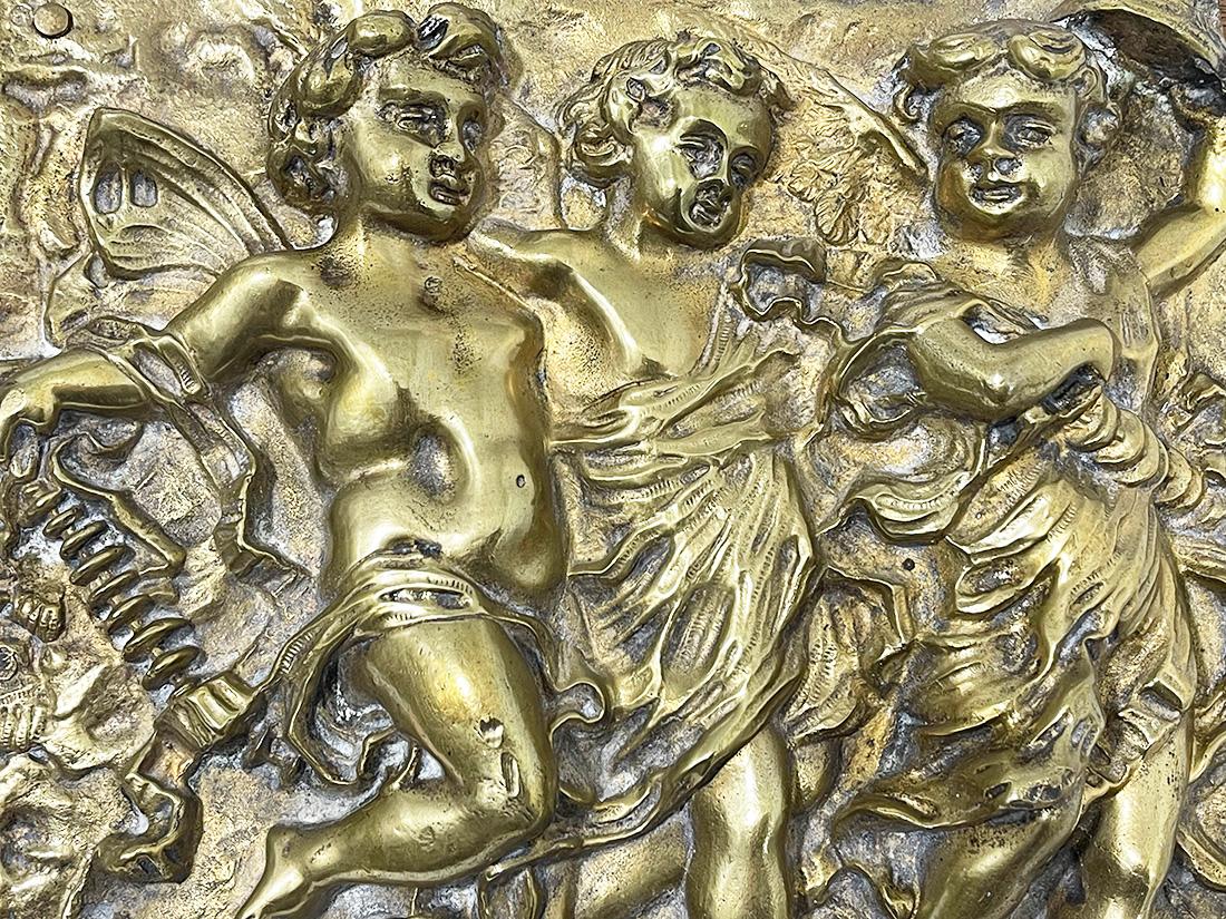Italienische Bronzeplakette des 19. Jahrhunderts mit tanzenden Putten im Zustand „Gut“ im Angebot in Delft, NL