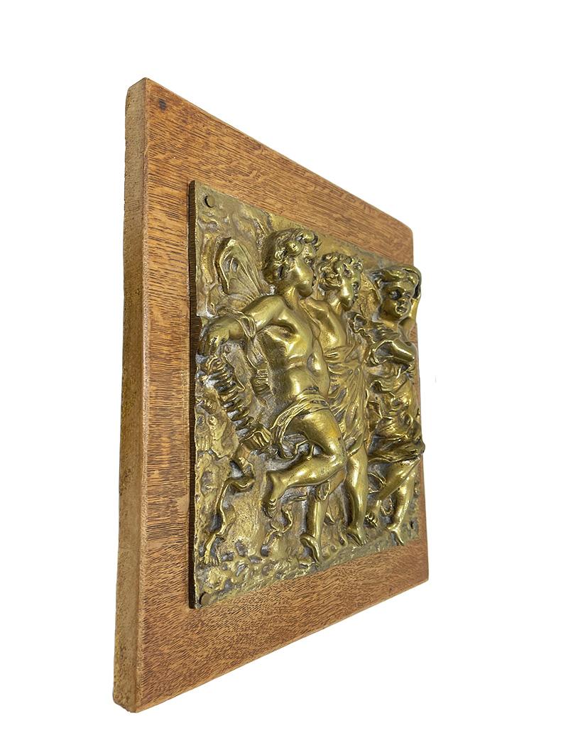Italienische Bronzeplakette des 19. Jahrhunderts mit tanzenden Putten im Angebot 4