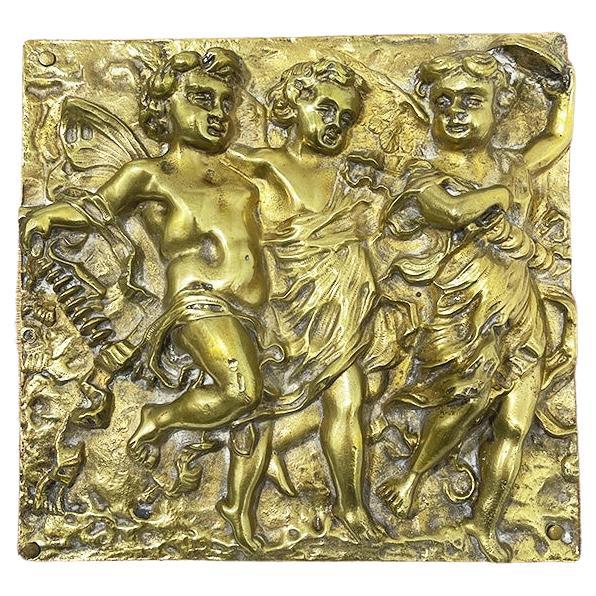 Italienische Bronzeplakette des 19. Jahrhunderts mit tanzenden Putten im Angebot
