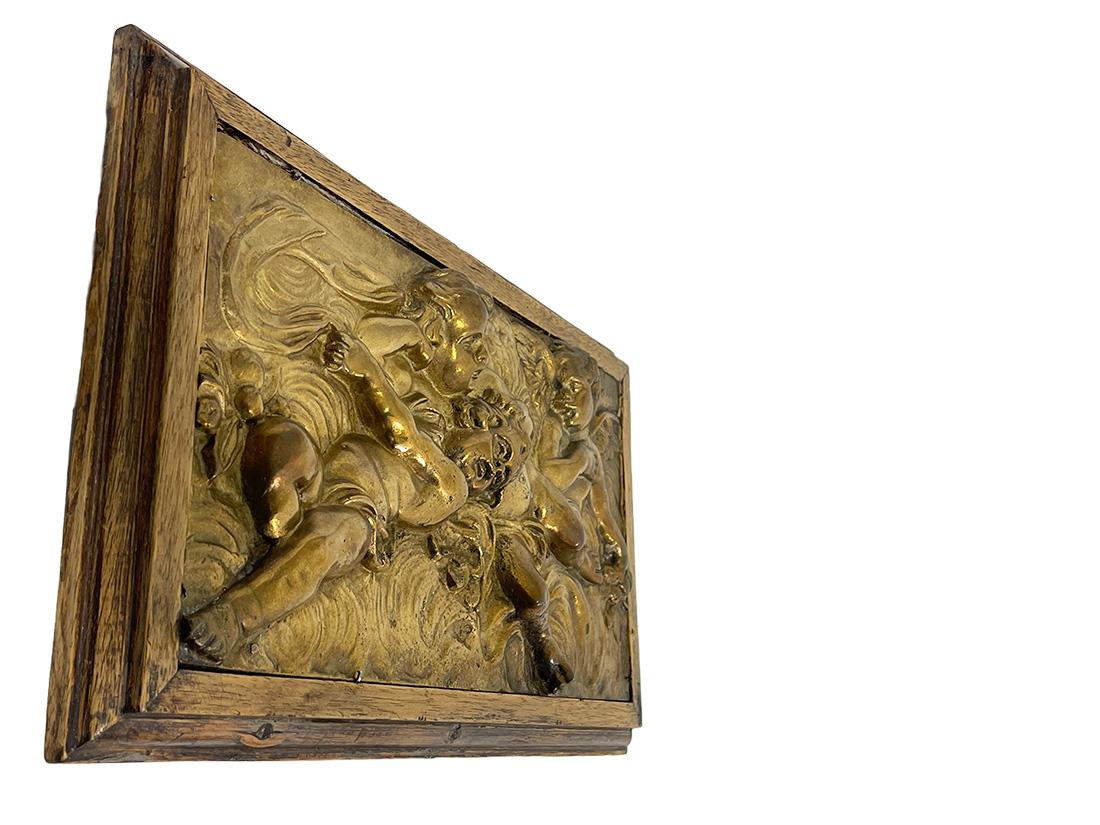Plaque en bronze italienne du 19ème siècle avec putti

Plaque de bronze en bas-relief dans un cadre en bois de chêne avec une scène de trois putti couchés avec des fruits et un fond nuageux. La plaque en bronze mesure 6 cm de haut en relief, 35 cm
