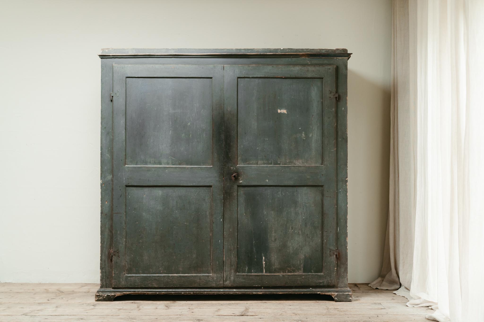 Adoro la patina di questo mobile a due ante in legno di pioppo italiano, un pezzo di arredamento autentico, vernice originale ... 
