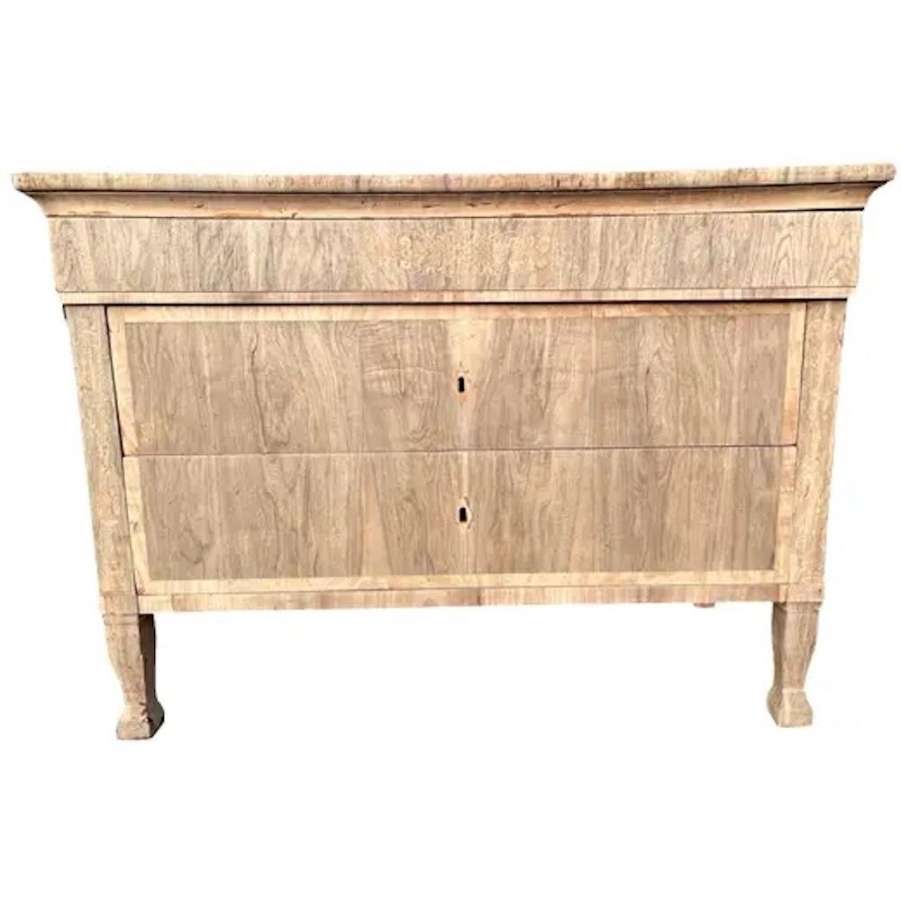 Chest of drawers hand-made in Italy in the first decade of the 1800s using walnut and decorated with book-matched walnut burl veneer. The chest shows very elegant and simple lines. The chest of drawers shows three inset drawers, the top one smaller