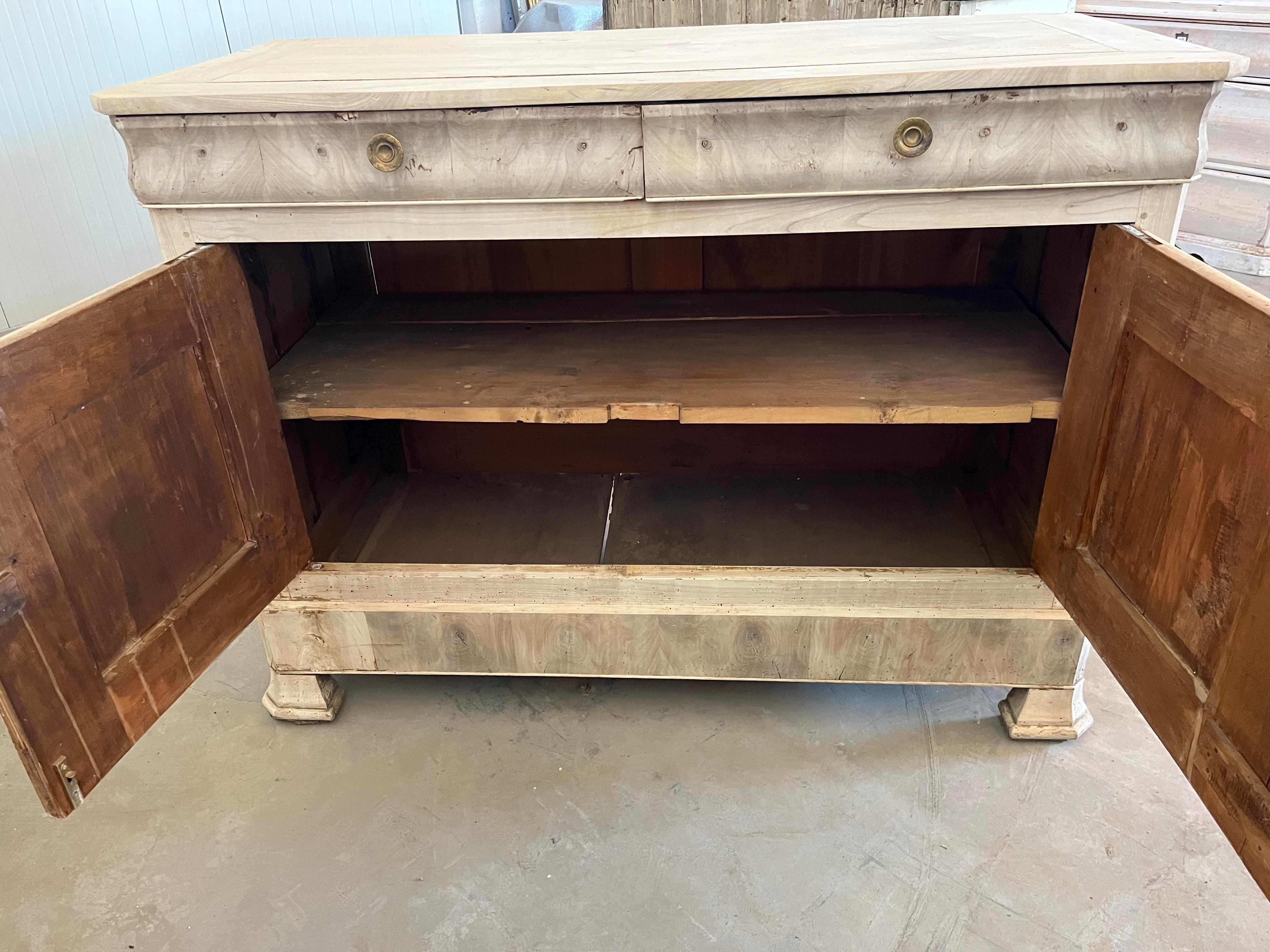 19. Jahrhundert Italienisch Carlo X / Louis Philippe gebleicht Nussbaum Buffet im Angebot 4