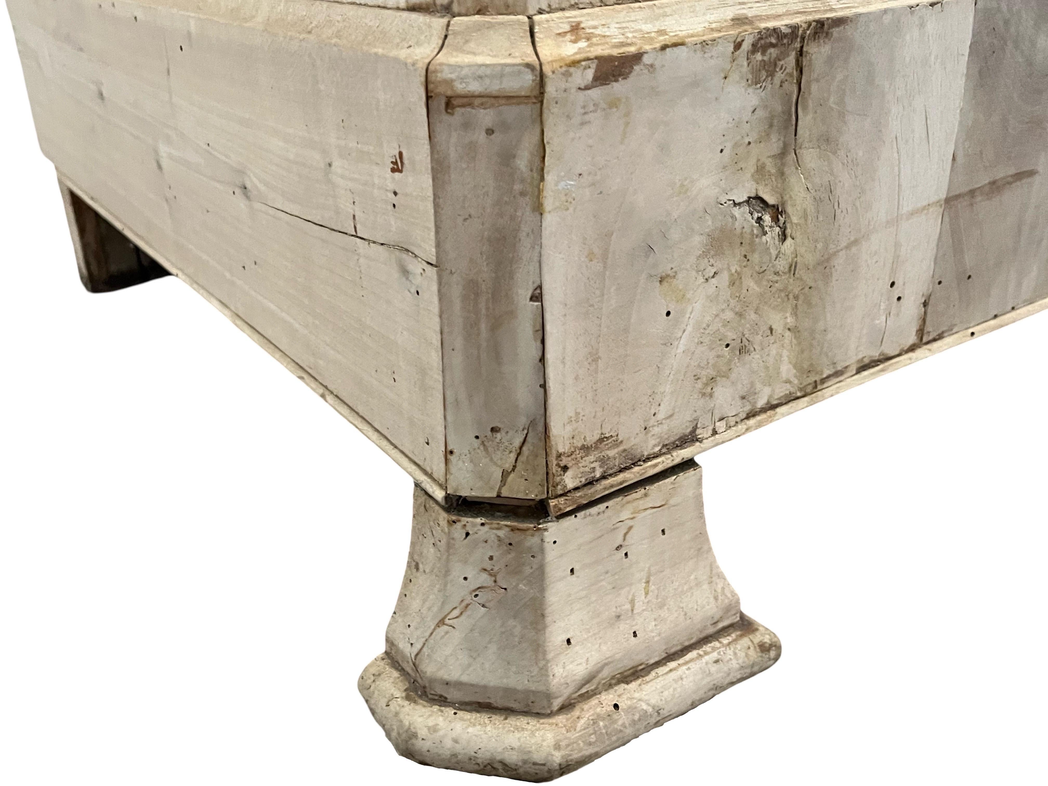 Das Buffet wurde in den frühen 1800er Jahren aus Kirsche handgefertigt und mit Nussbaumfurnier verziert. Das Buffet hat schöne Linien und Farbe, die Maserung des Nussbaums einmal gebleicht zeigt schöne und subtile graue Streifen, die Tiefe zu dem