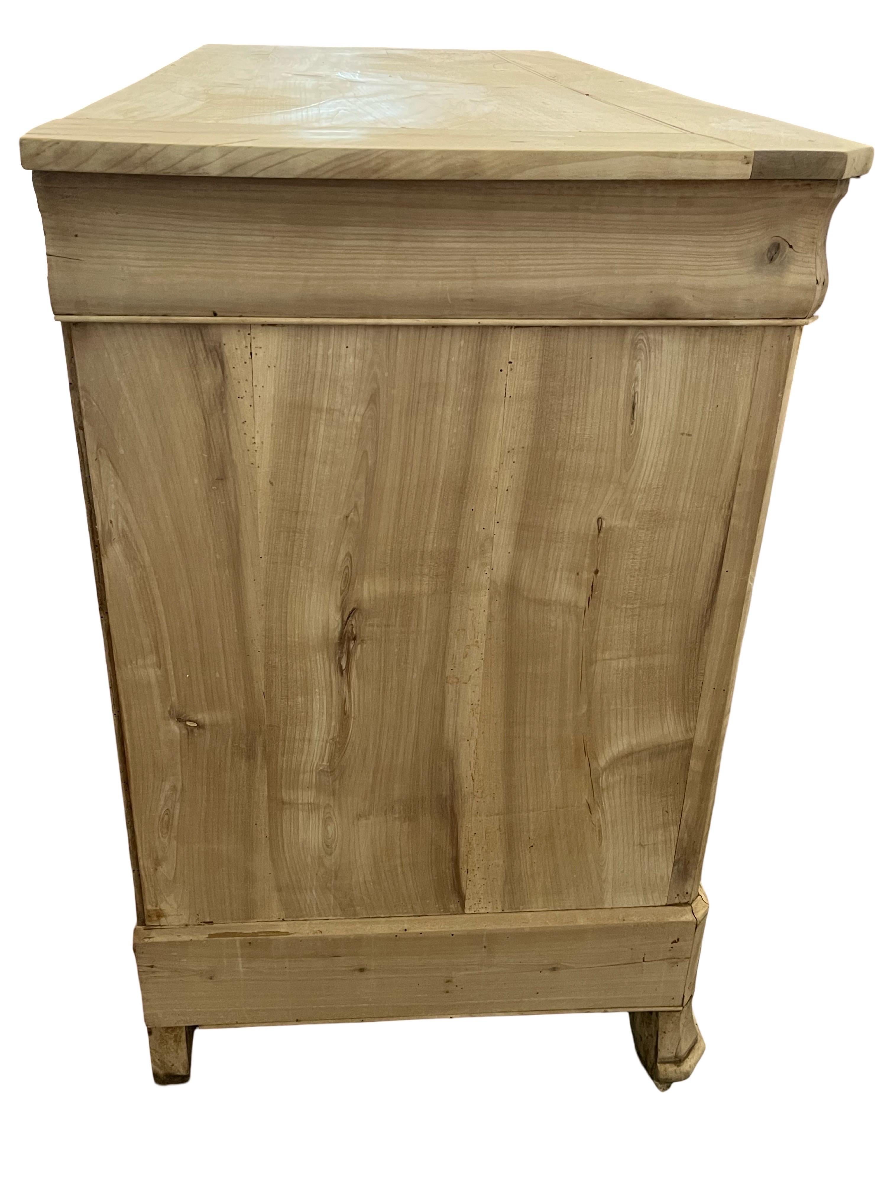 19. Jahrhundert Italienisch Carlo X / Louis Philippe gebleicht Nussbaum Buffet (Handgeschnitzt) im Angebot