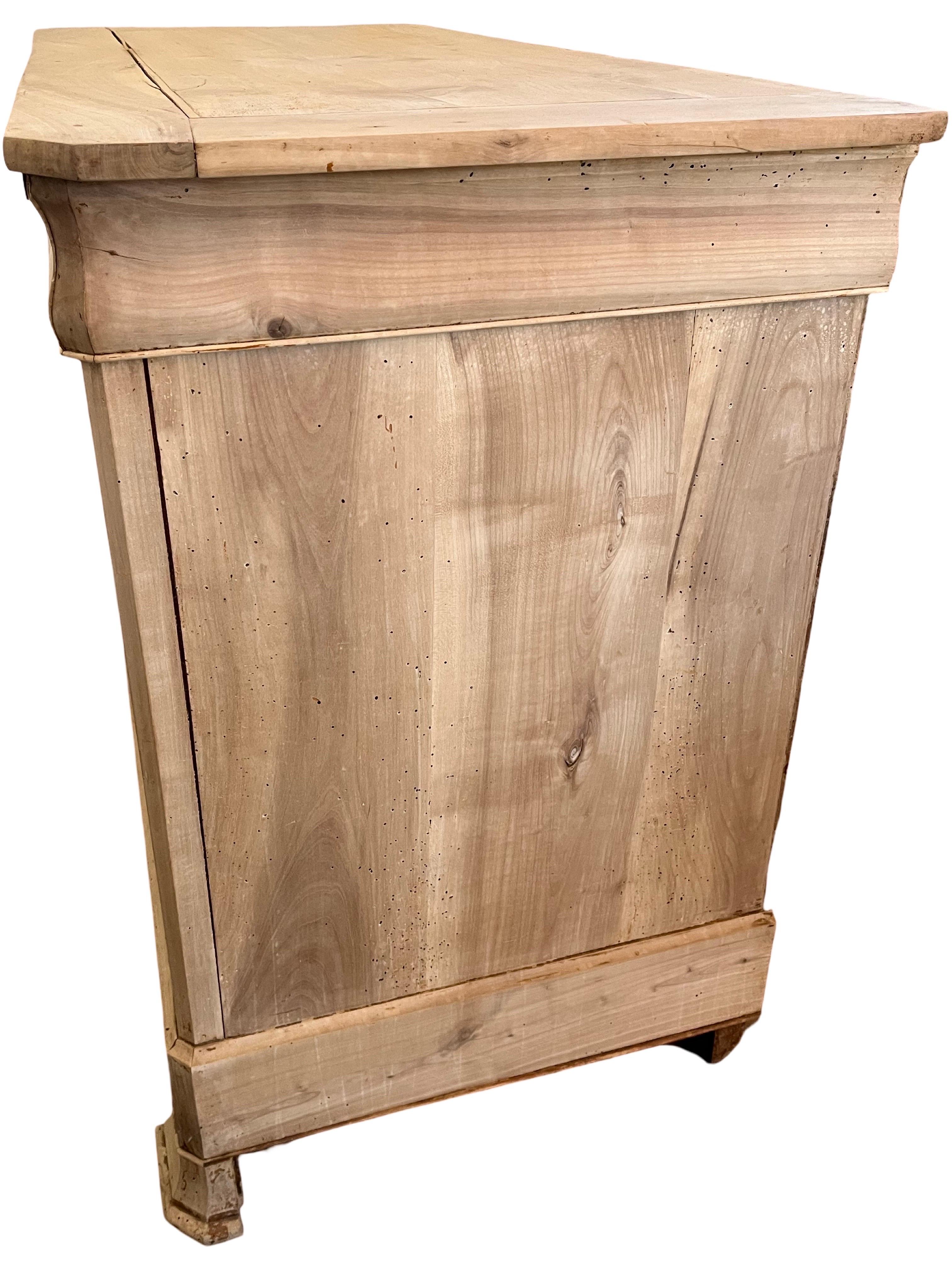 19. Jahrhundert Italienisch Carlo X / Louis Philippe gebleicht Nussbaum Buffet im Angebot 1