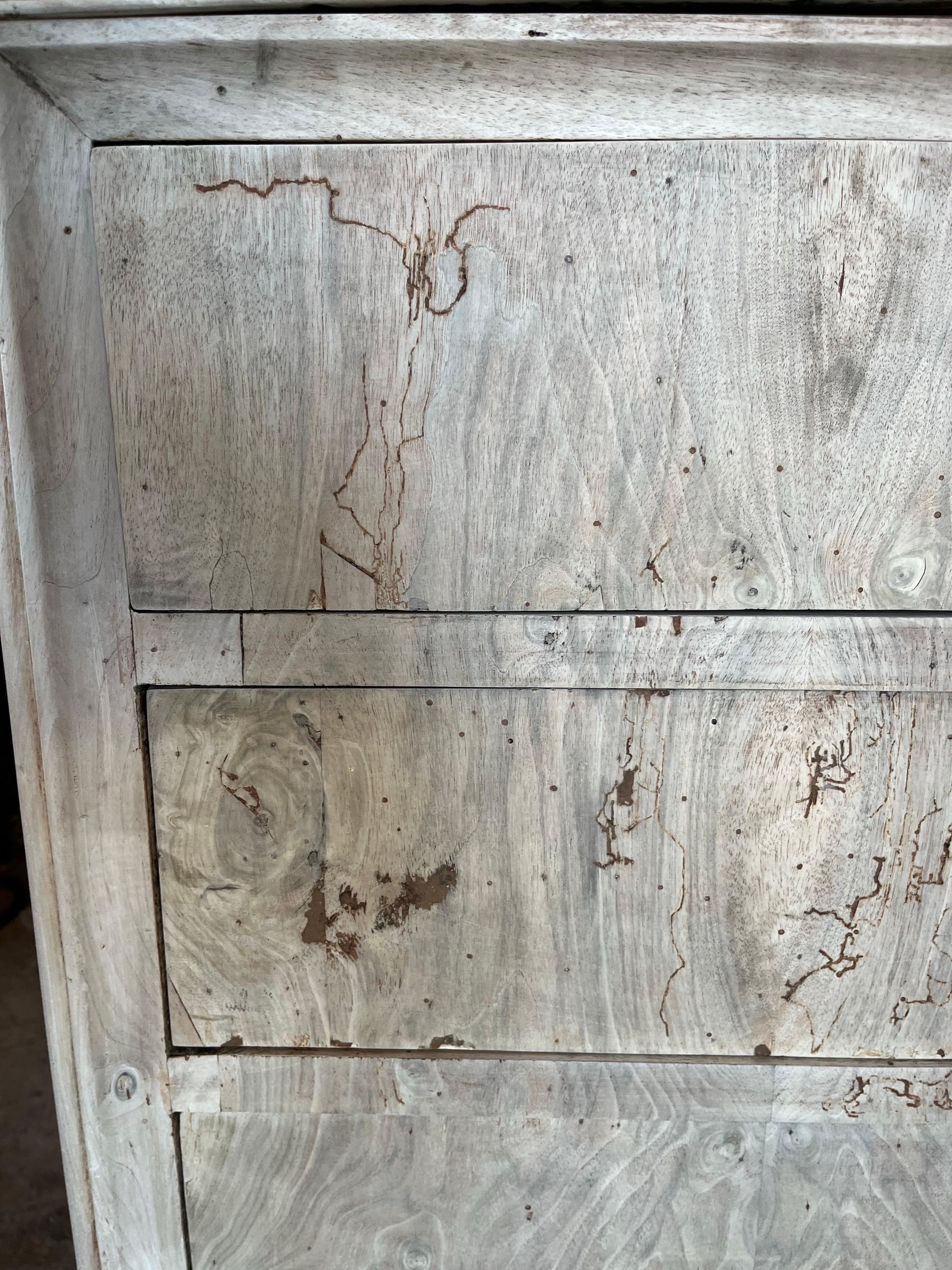 Cassettiera in noce sbiancato Carlo X / Louis Philippe del XIX secolo in vendita 13