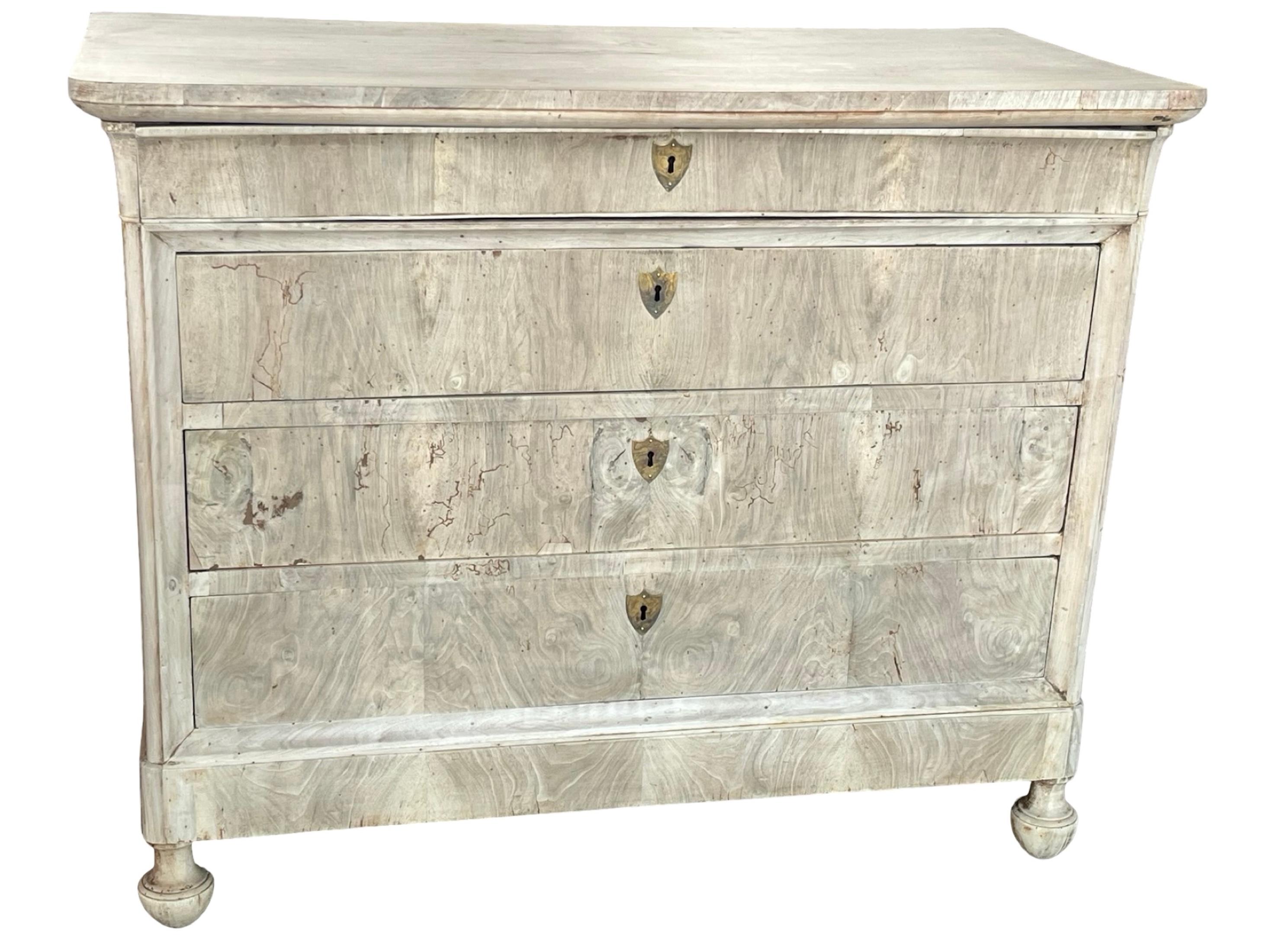 Cassettiera Carlo X / Louis Philippe realizzata a mano in Italia all'inizio dell'800 con legno di frutto e decorata con impiallacciatura di noce in tinta con il libro. Il petto è molto lineare e segue i canoni tipici dello stile. La parte superiore