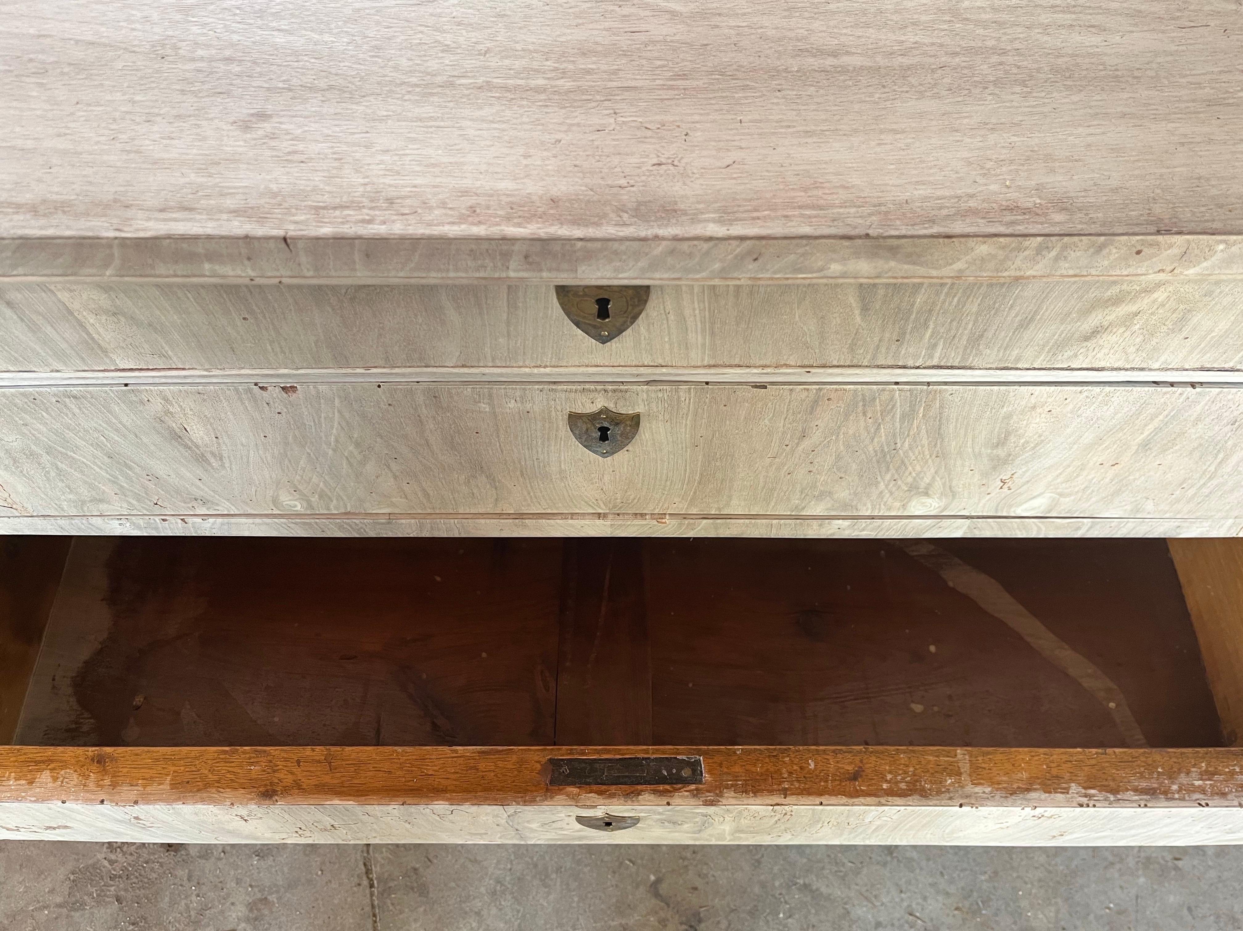 Sbiancato Cassettiera in noce sbiancato Carlo X / Louis Philippe del XIX secolo in vendita