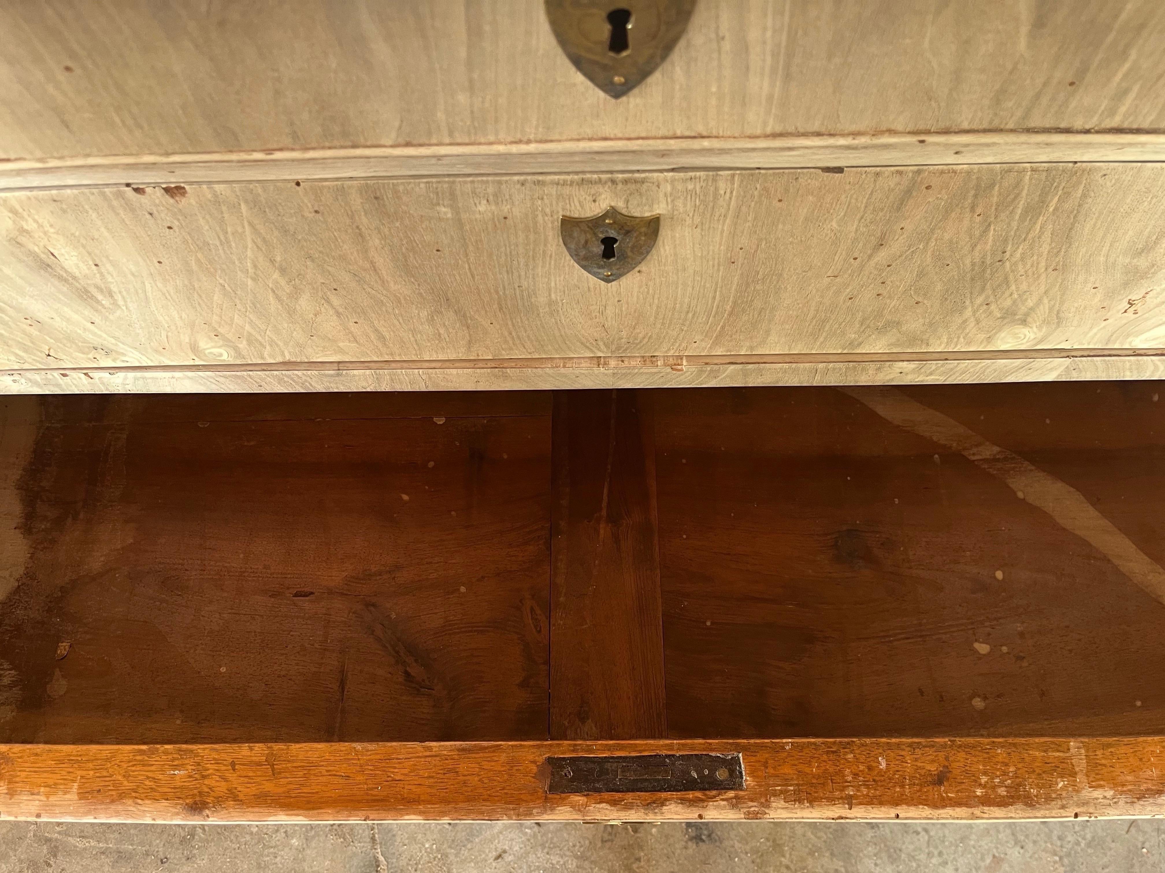 Noce Cassettiera in noce sbiancato Carlo X / Louis Philippe del XIX secolo in vendita