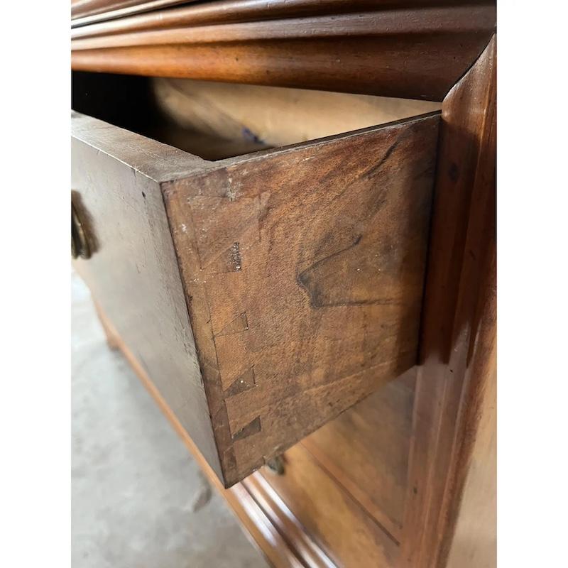 Commode italienne en noyer Carlo X du 19e siècle en vente 3
