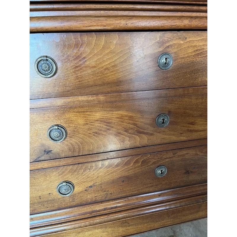 Commode italienne en noyer Carlo X du 19e siècle en vente 4