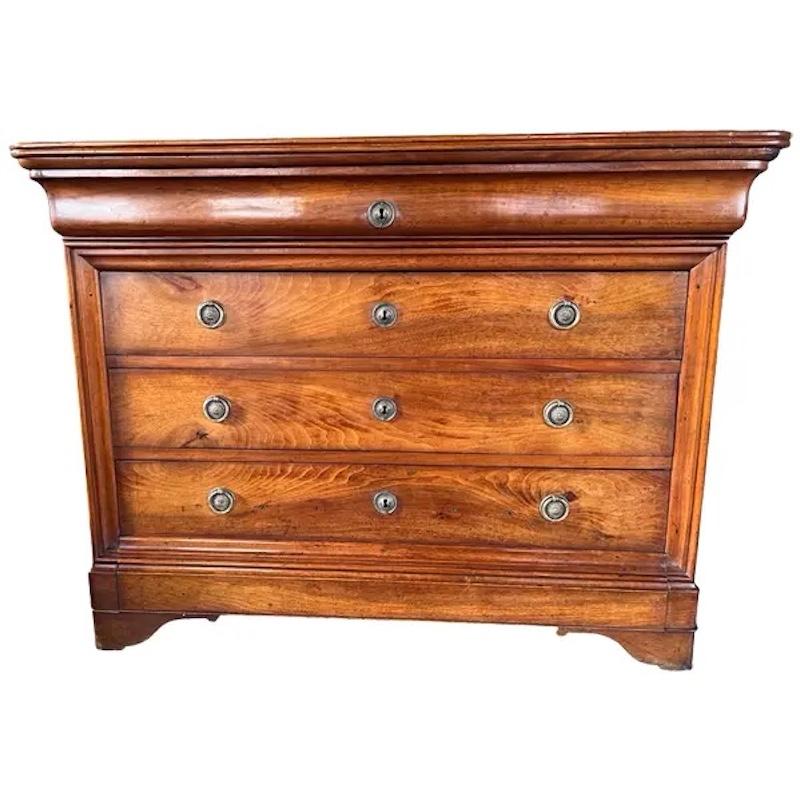 Commode fabriquée à la main en Italie au début des années 1800 en noyer. La commode présente des lignes très droites avec des tiroirs encastrés et des côtés plats. Le tiroir supérieur est doté d'une façade incurvée qui facilite la transition entre