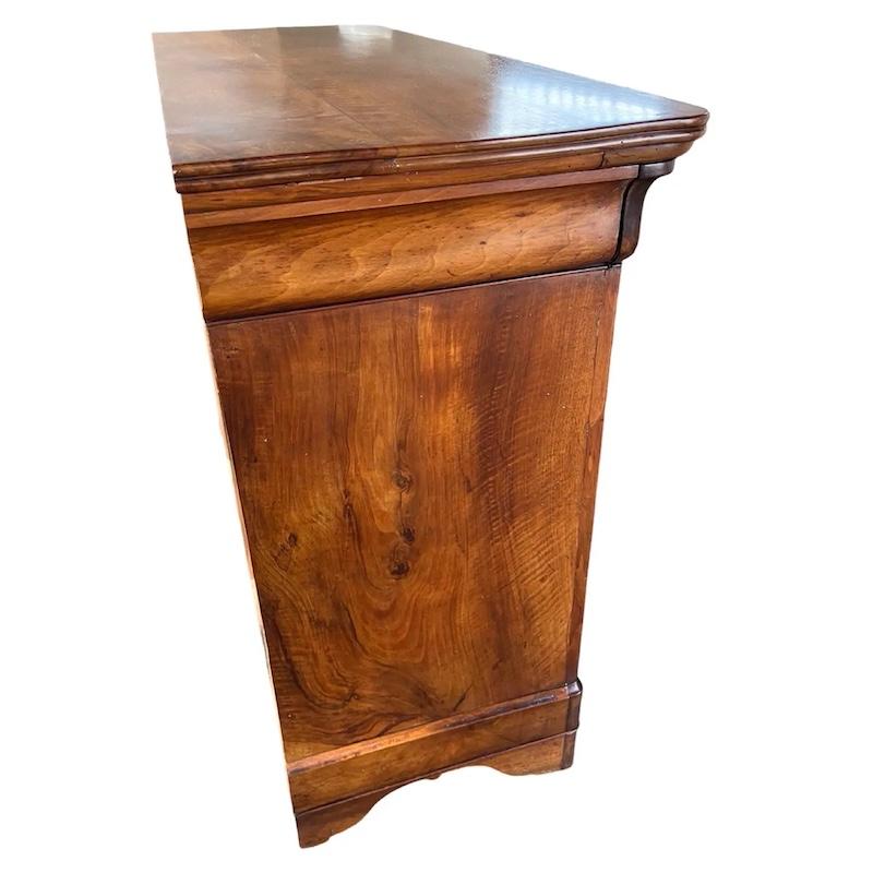 Fait main Commode italienne en noyer Carlo X du 19e siècle en vente