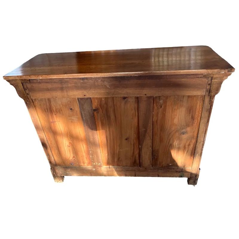 Commode italienne en noyer Carlo X du 19e siècle en vente 1